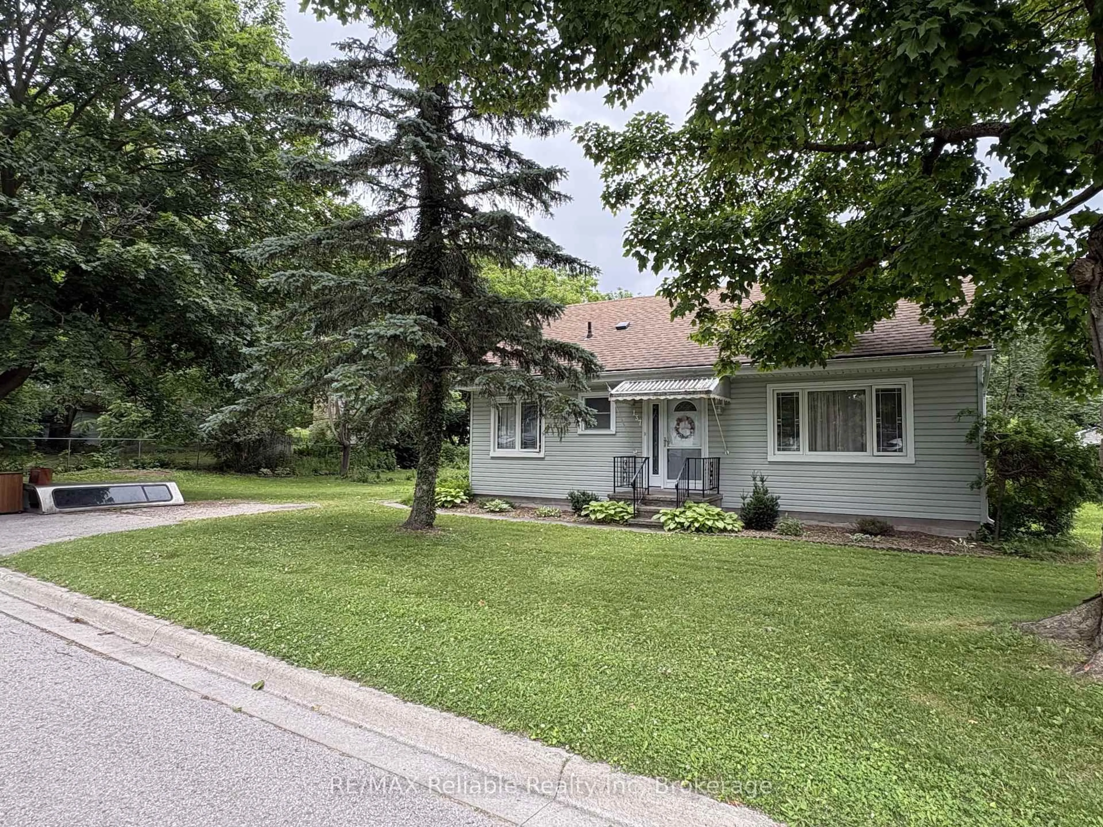 A pic from outside/outdoor area/front of a property/back of a property/a pic from drone, street for 137 Fulton St, Central Huron Ontario N0M 1L0