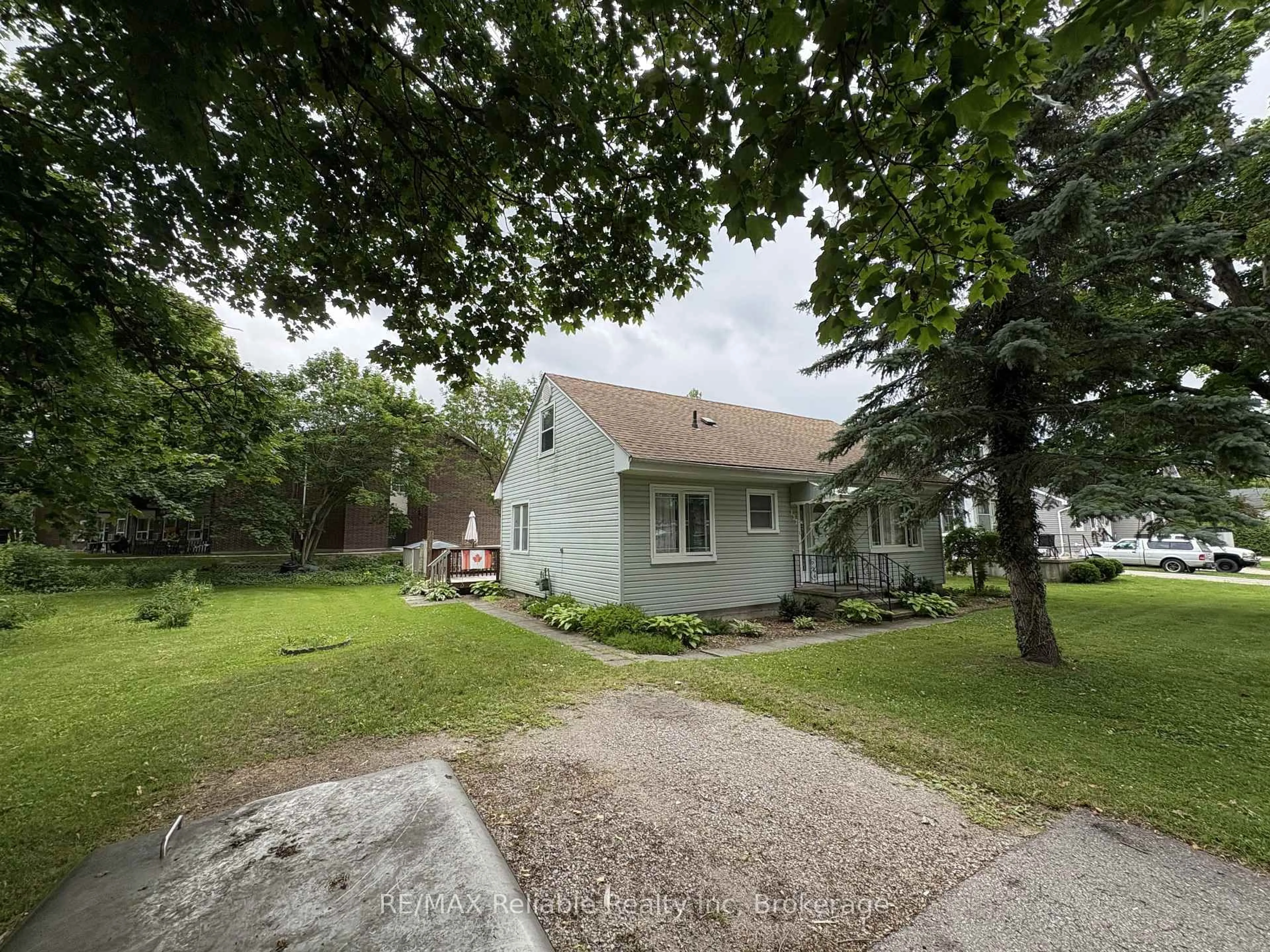 A pic from outside/outdoor area/front of a property/back of a property/a pic from drone, street for 137 Fulton St, Central Huron Ontario N0M 1L0
