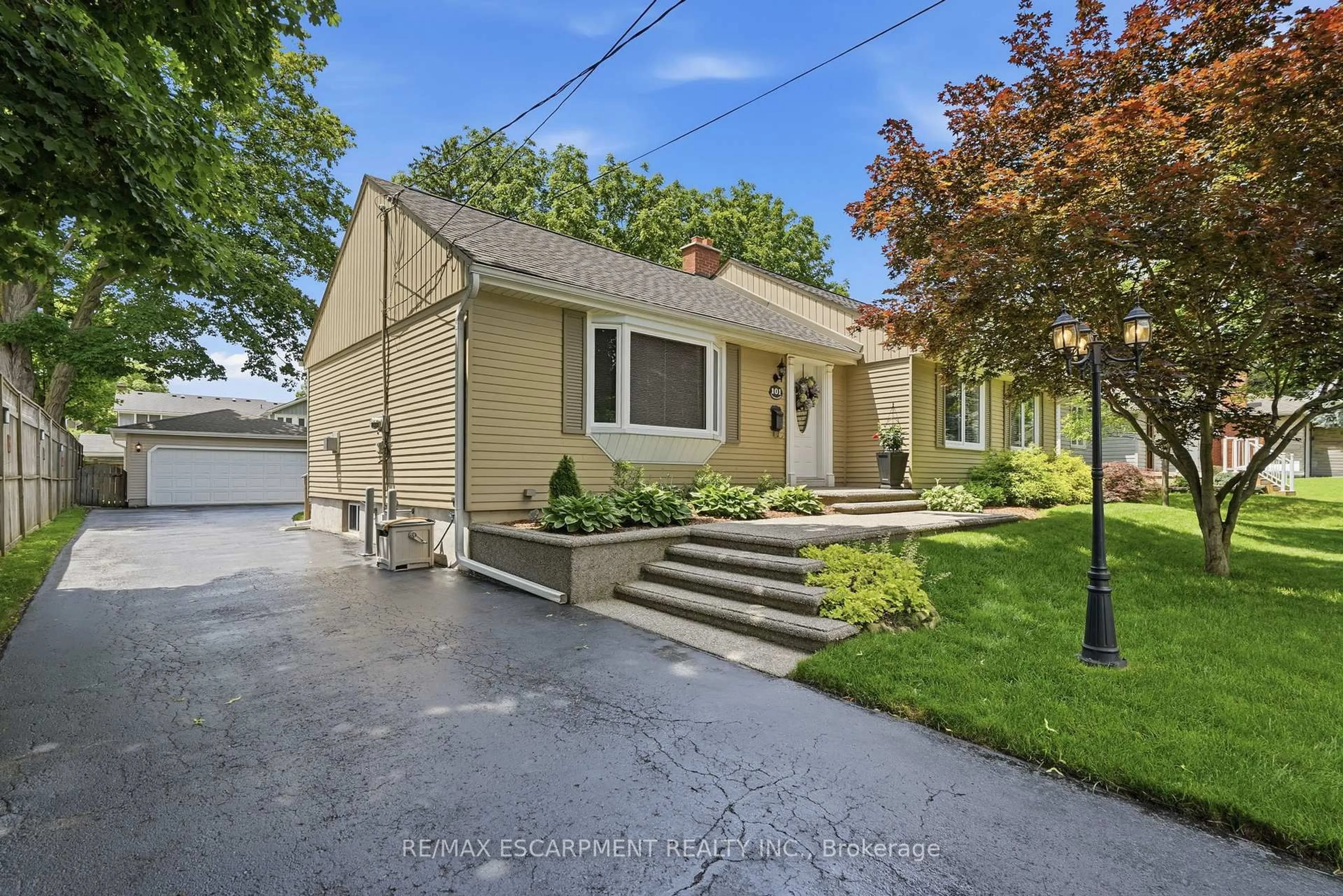 Home with vinyl exterior material, street for 101 Victoria St, Hamilton Ontario L9H 2C1