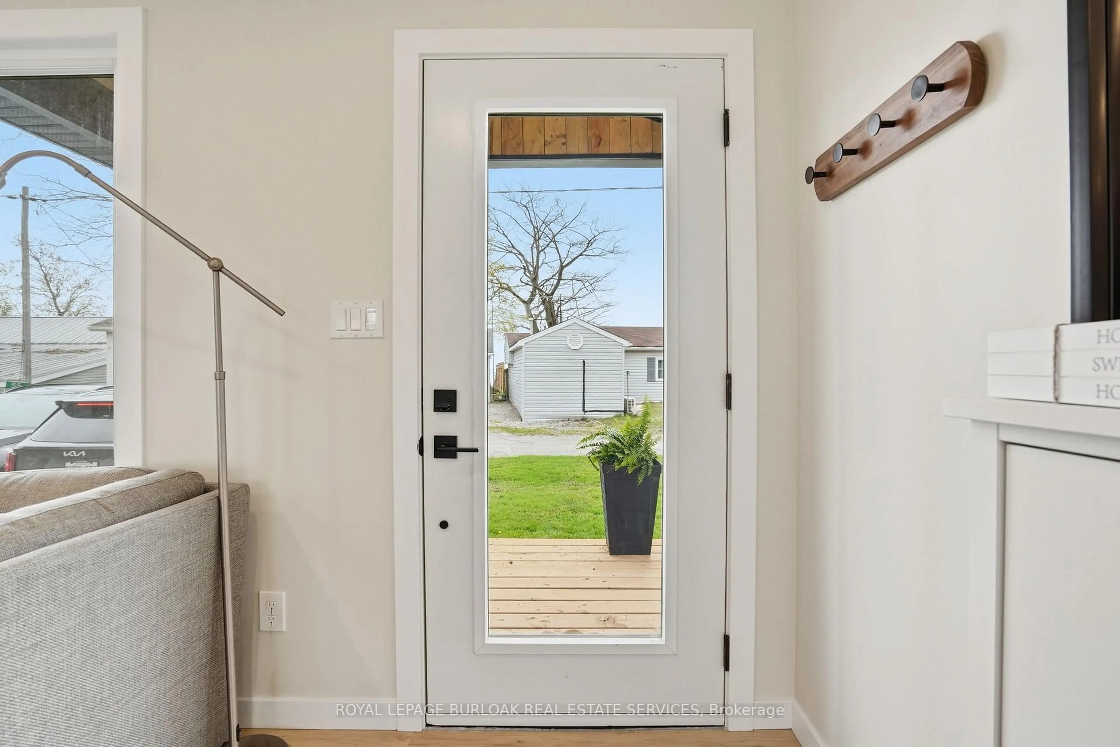 Indoor entryway for 51 Vola Beach Lane, Haldimand Ontario N0A 1P0