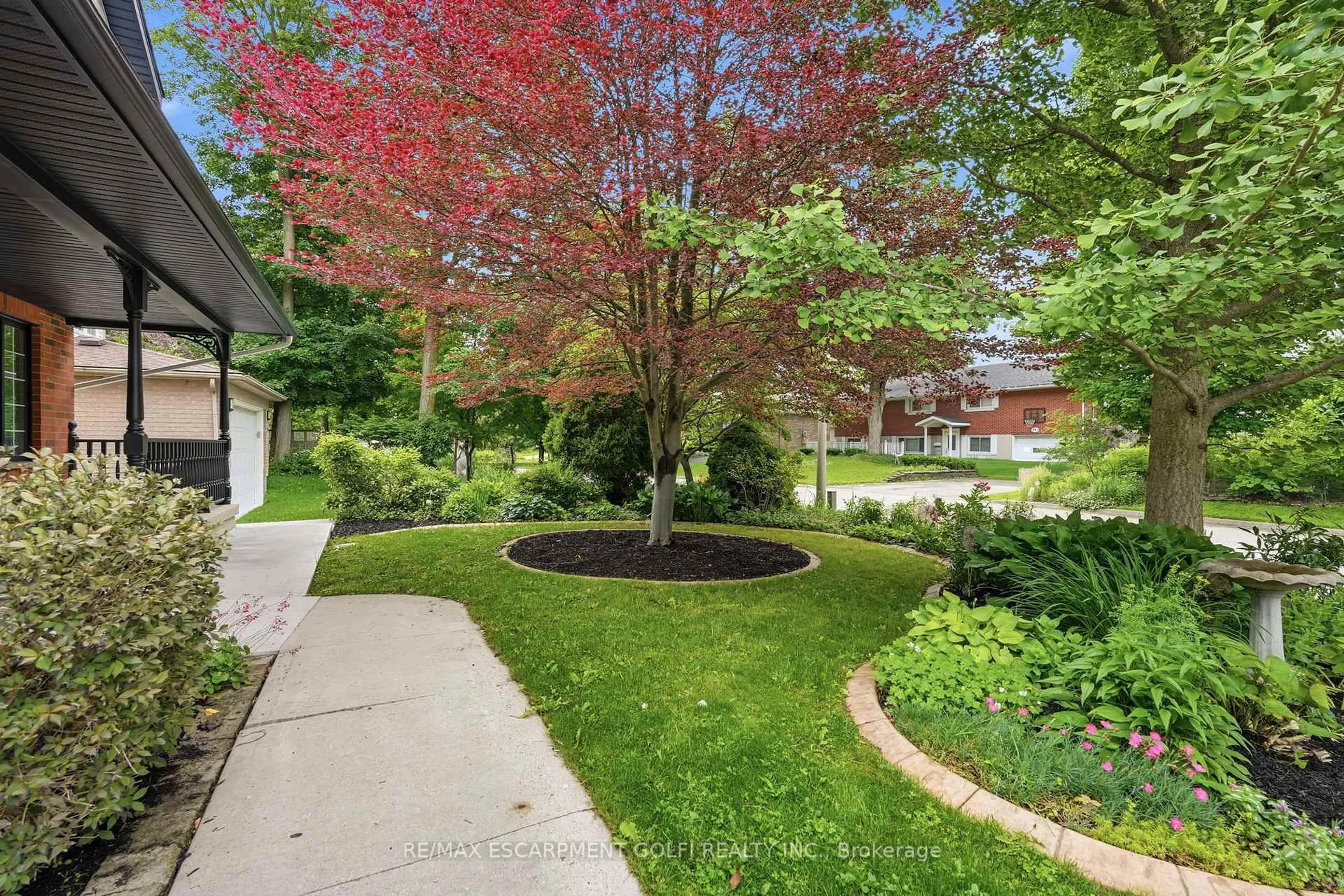 Patio, street for 292 THORNCREST Dr, Waterloo Ontario N2L 5R5