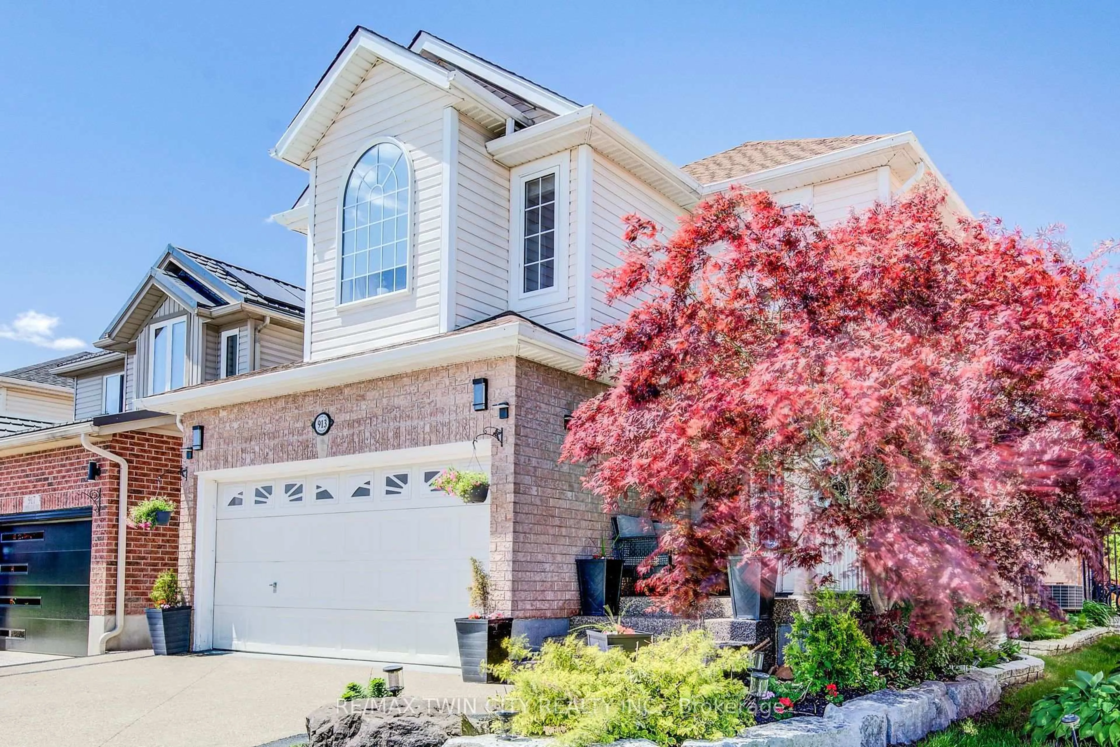 Home with brick exterior material, street for 913 COPPER LEAF Cres, Kitchener Ontario N2E 3W1