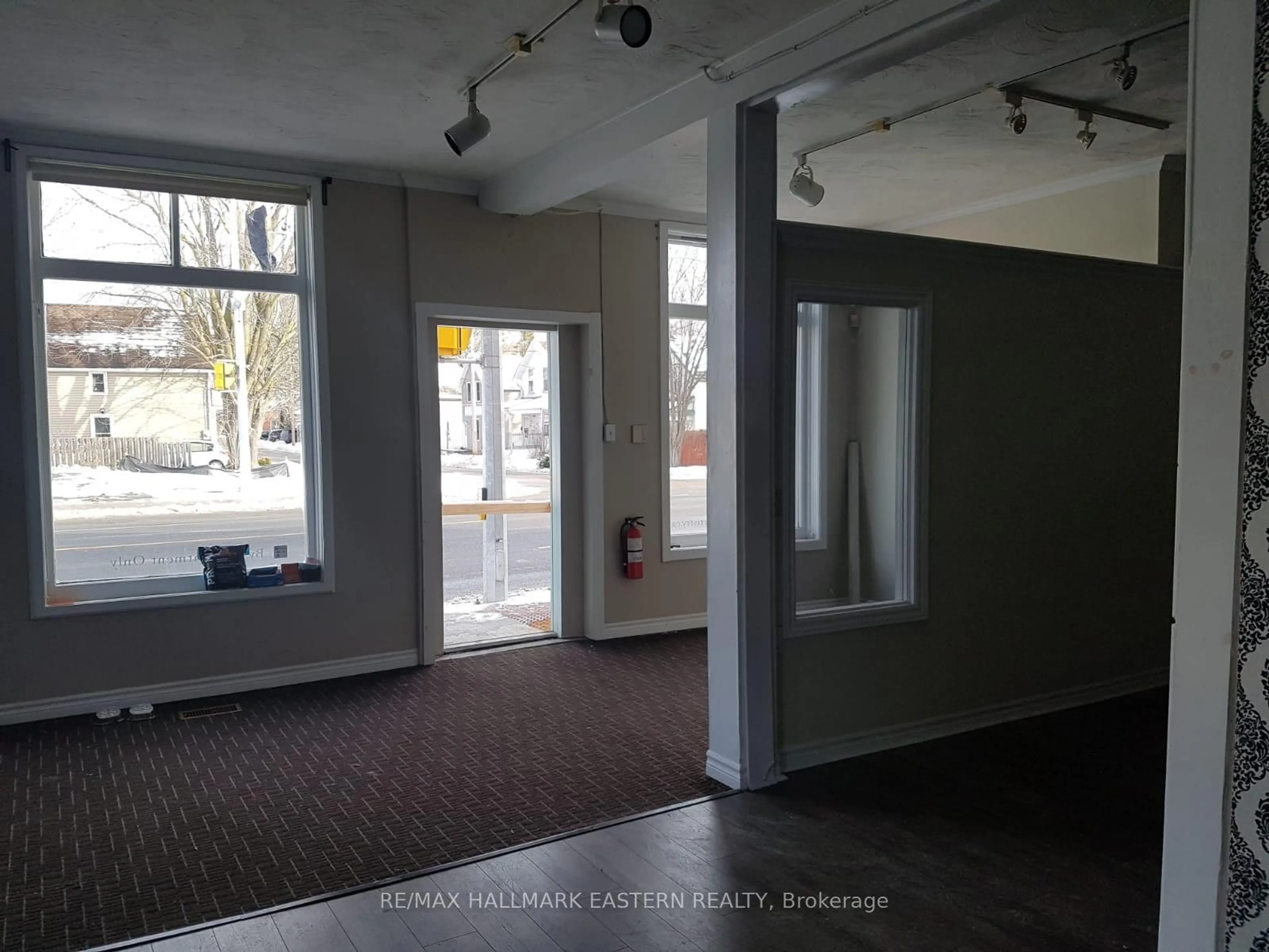 Indoor foyer for 41-45 Park St, Peterborough Ontario K9J 3R6