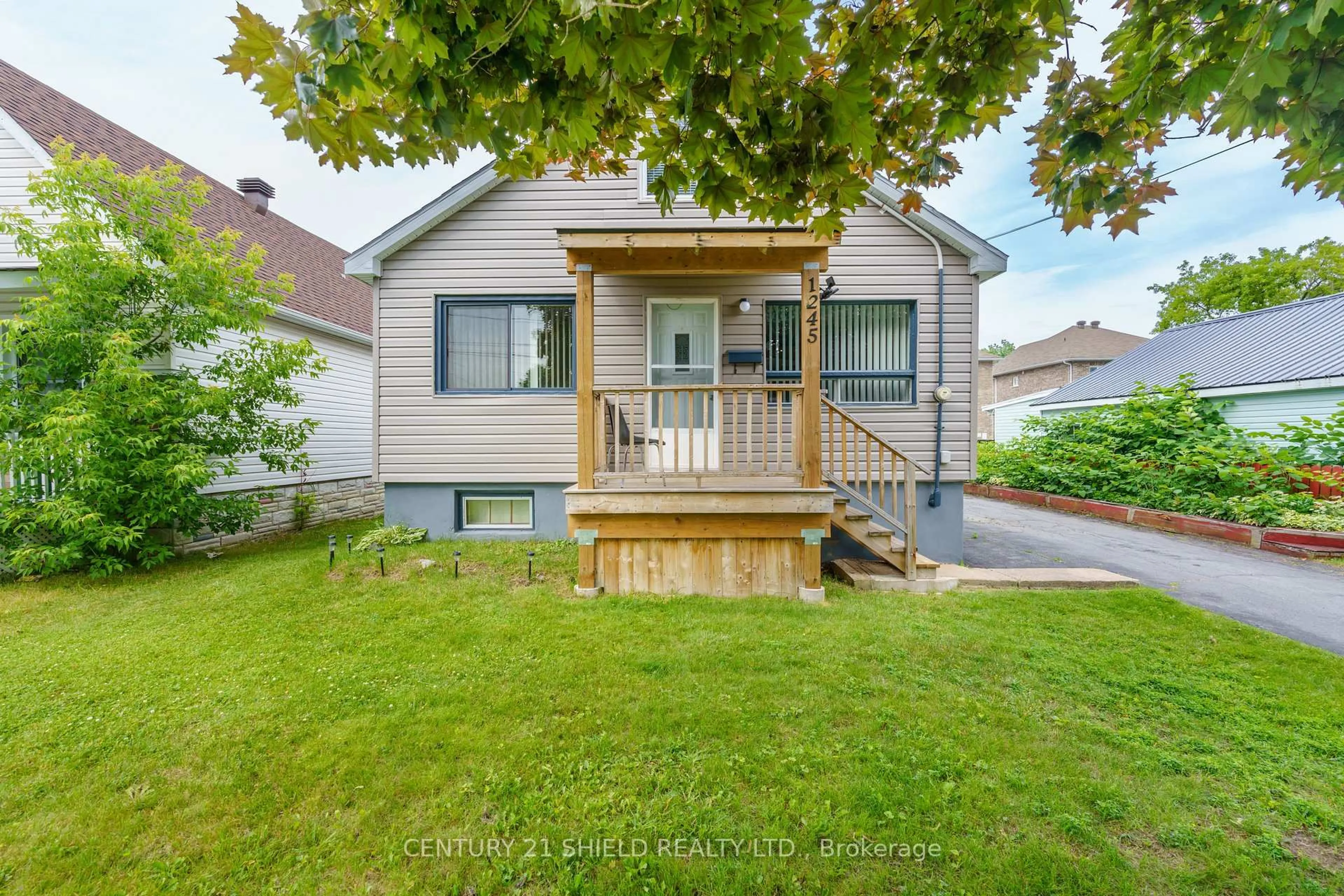 Unknown for 1245 Notre Dame St, Cornwall Ontario K6J 4Y7