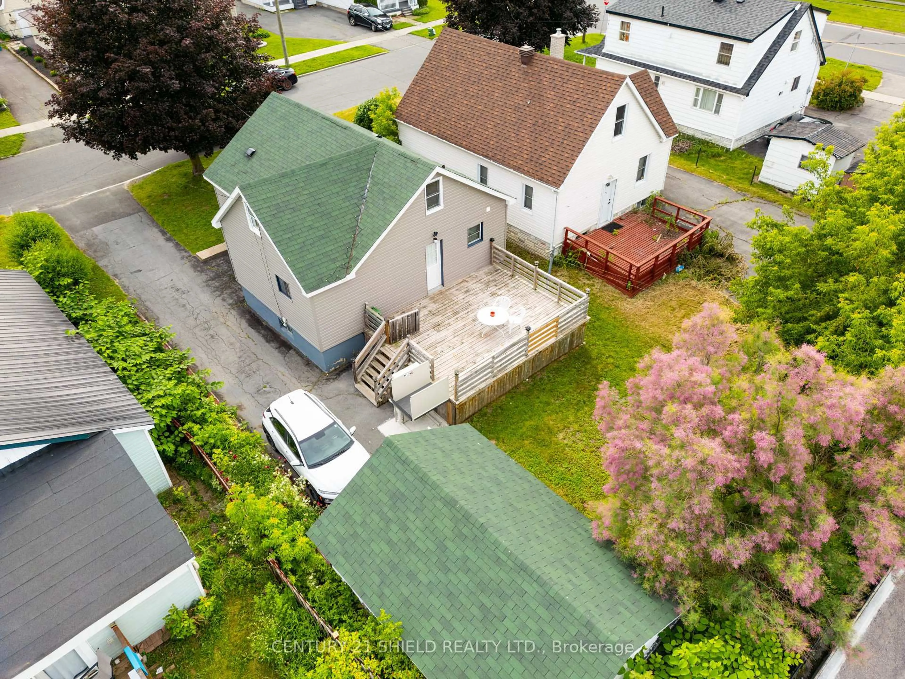 A pic from outside/outdoor area/front of a property/back of a property/a pic from drone, street for 1245 Notre Dame St, Cornwall Ontario K6J 4Y7