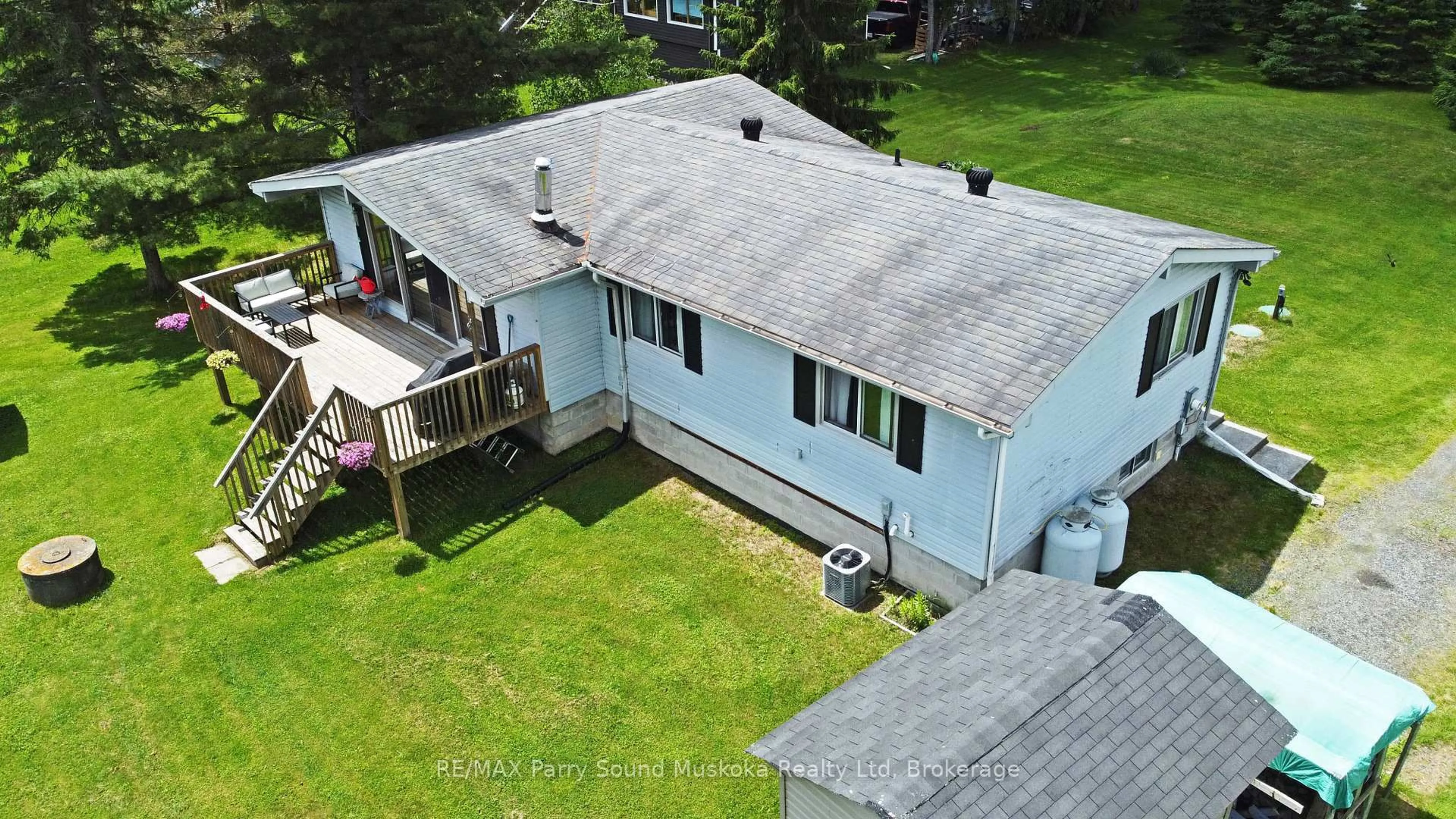 A pic from outside/outdoor area/front of a property/back of a property/a pic from drone, building for 15 Dockside Dr, McKellar Ontario P0G 1C0