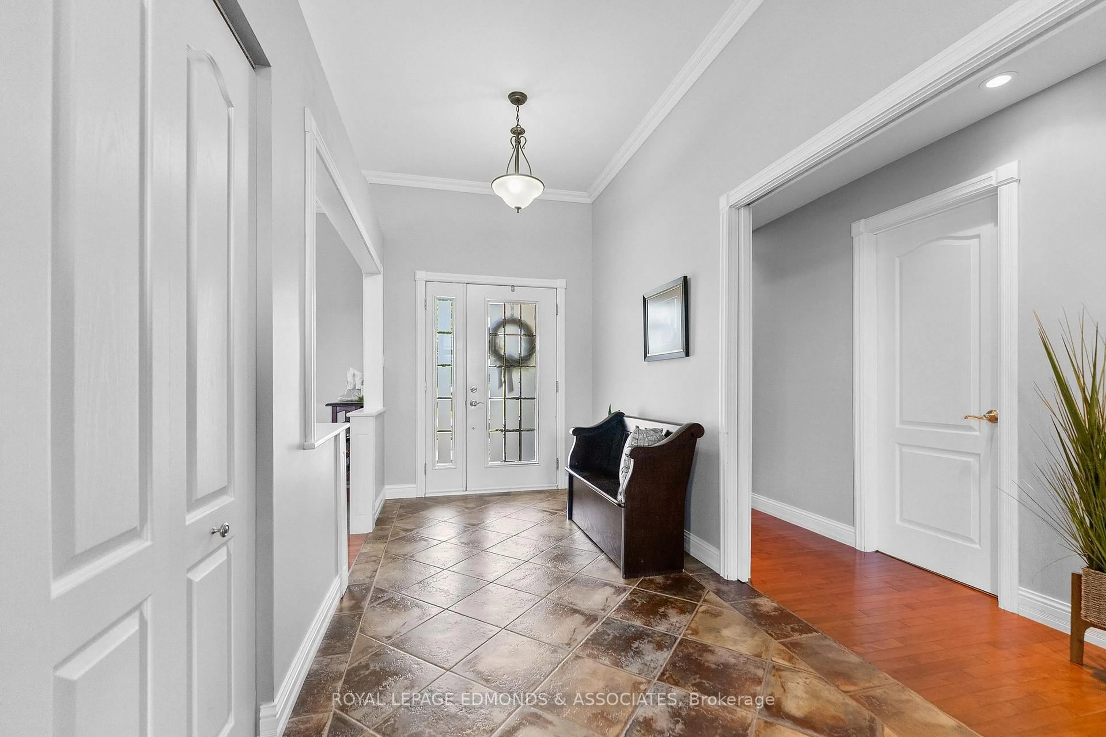 Indoor entryway for 162 Pleasant View Dr, Pembroke Ontario K8B 1B8