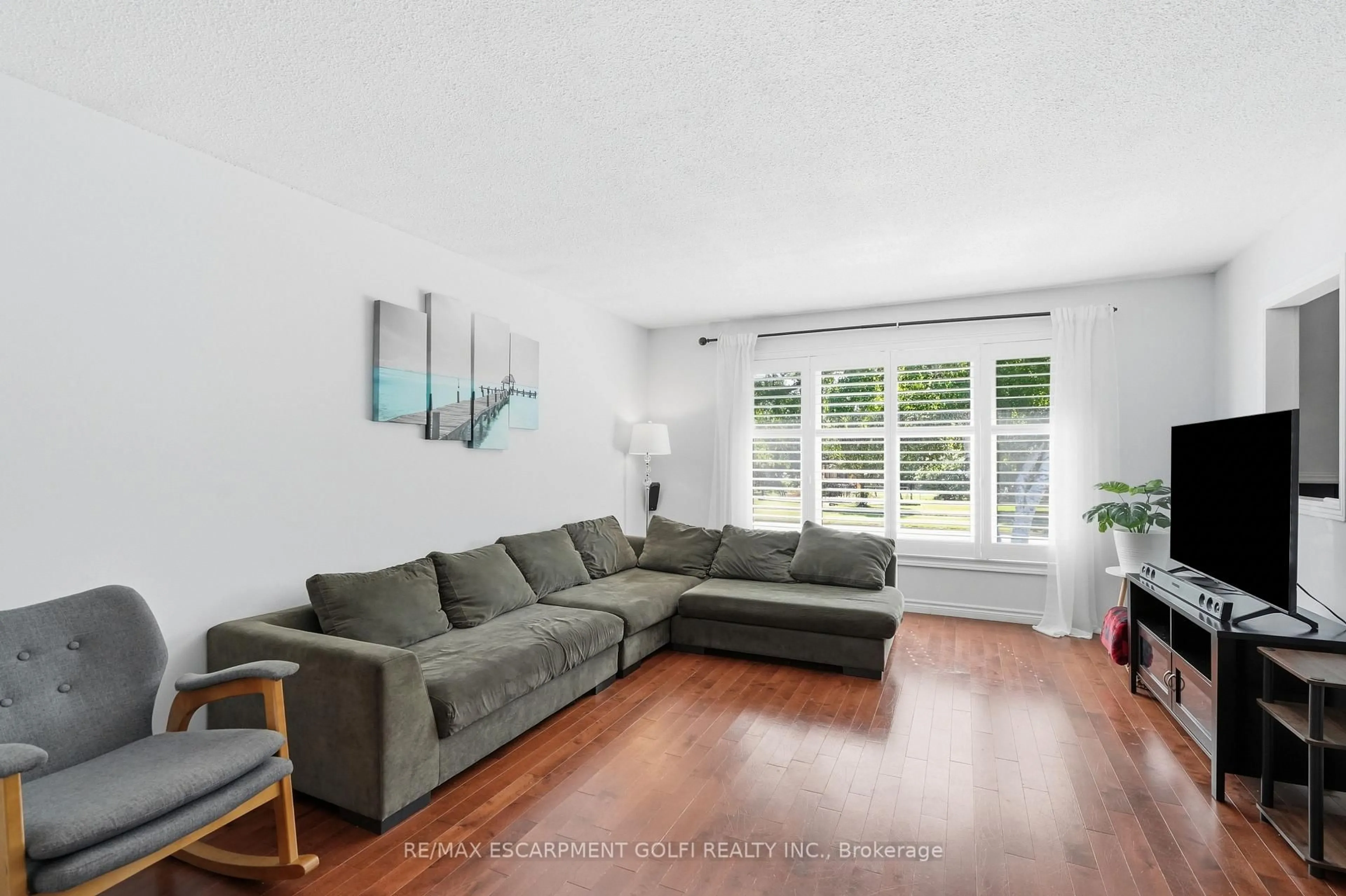 Living room with furniture, unknown for 33 Debora Dr, Grimsby Ontario L3M 4J1