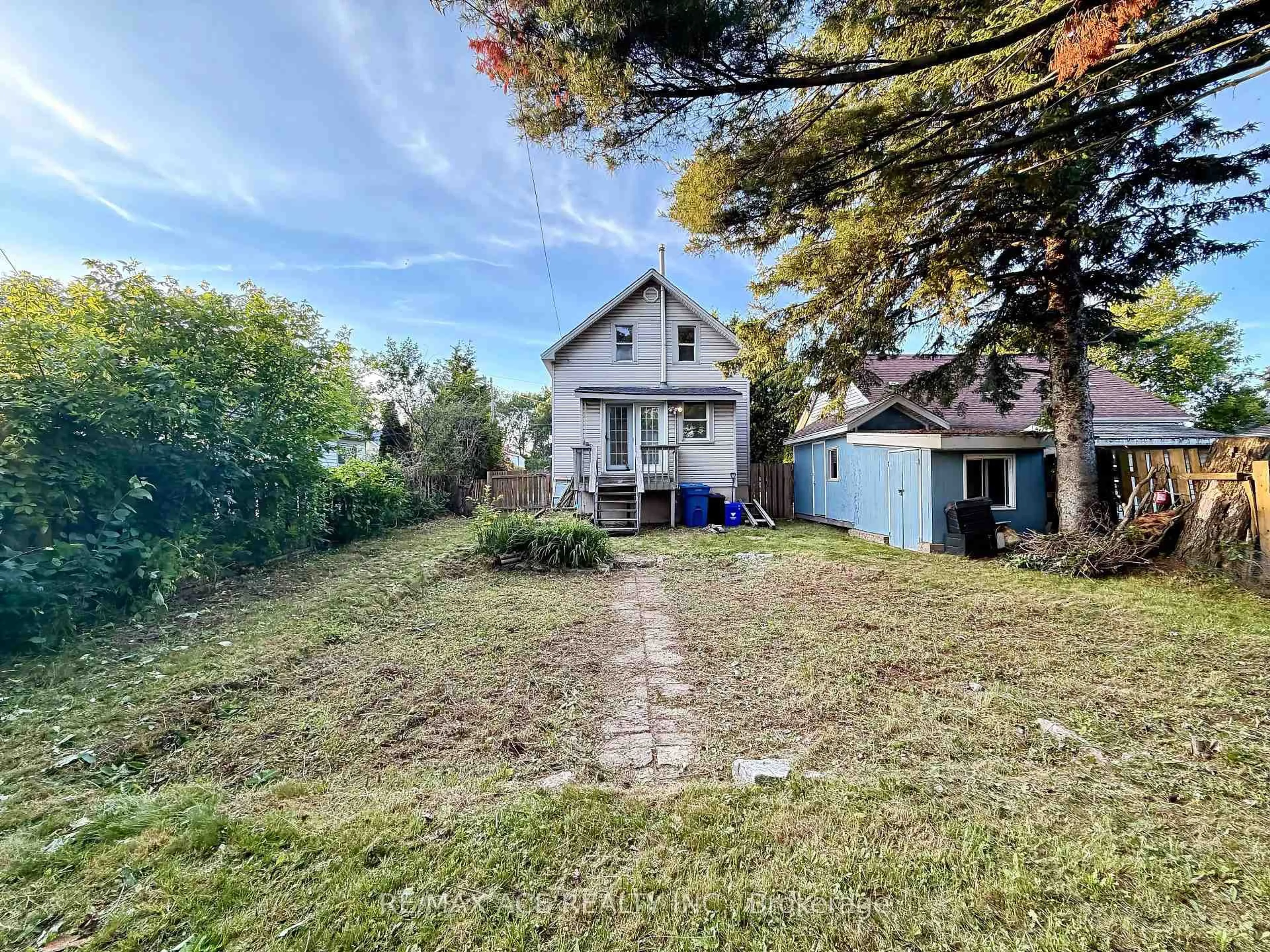 A pic from outside/outdoor area/front of a property/back of a property/a pic from drone, street for 123 Oakwood Ave, North Bay Ontario P1B 5H8