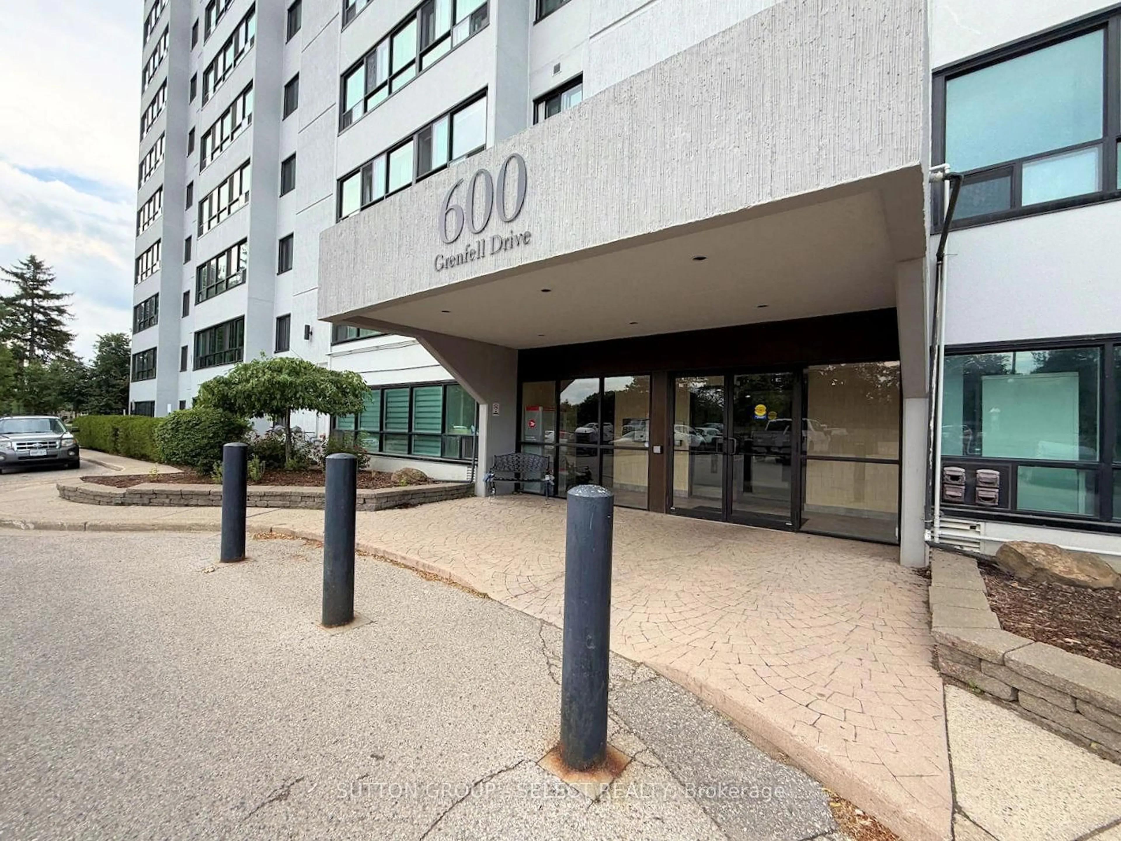 Patio, building for 600 Grenfell Dr #810, London North Ontario N5X 2R8