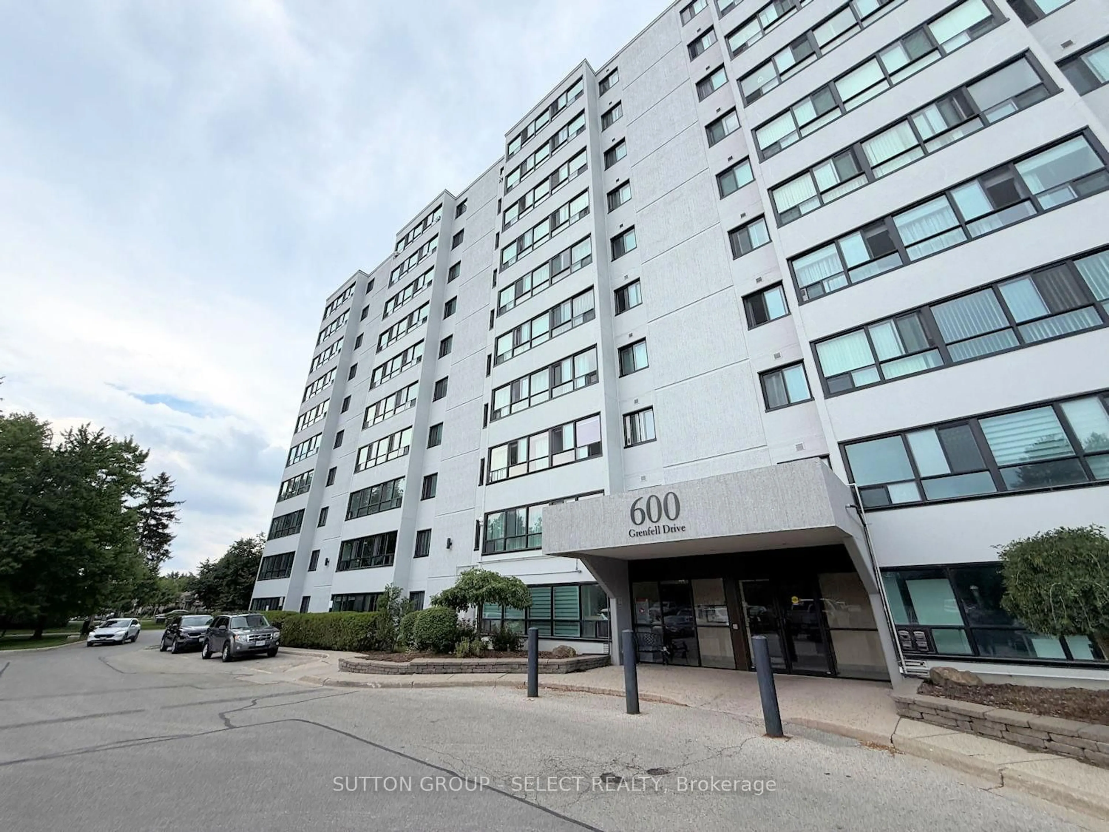 Indoor foyer for 600 Grenfell Dr #810, London North Ontario N5X 2R8