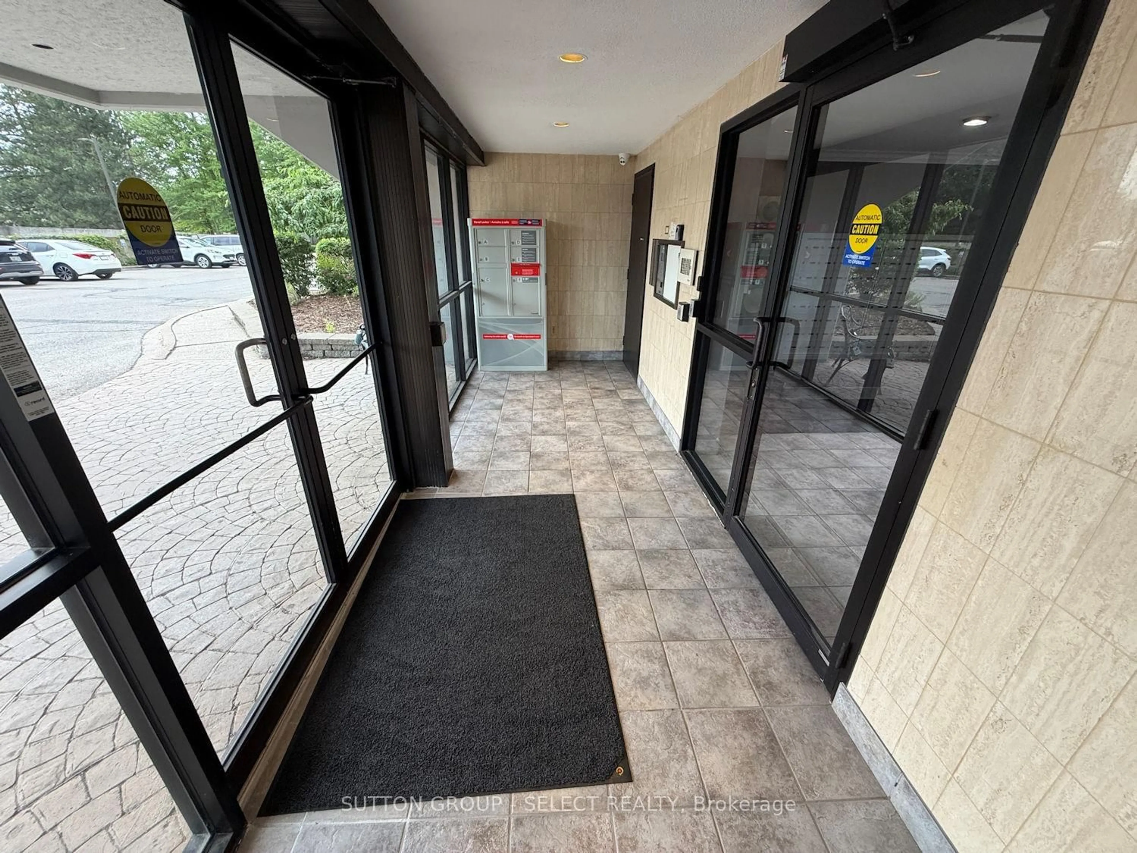 Indoor foyer for 600 Grenfell Dr #810, London North Ontario N5X 2R8