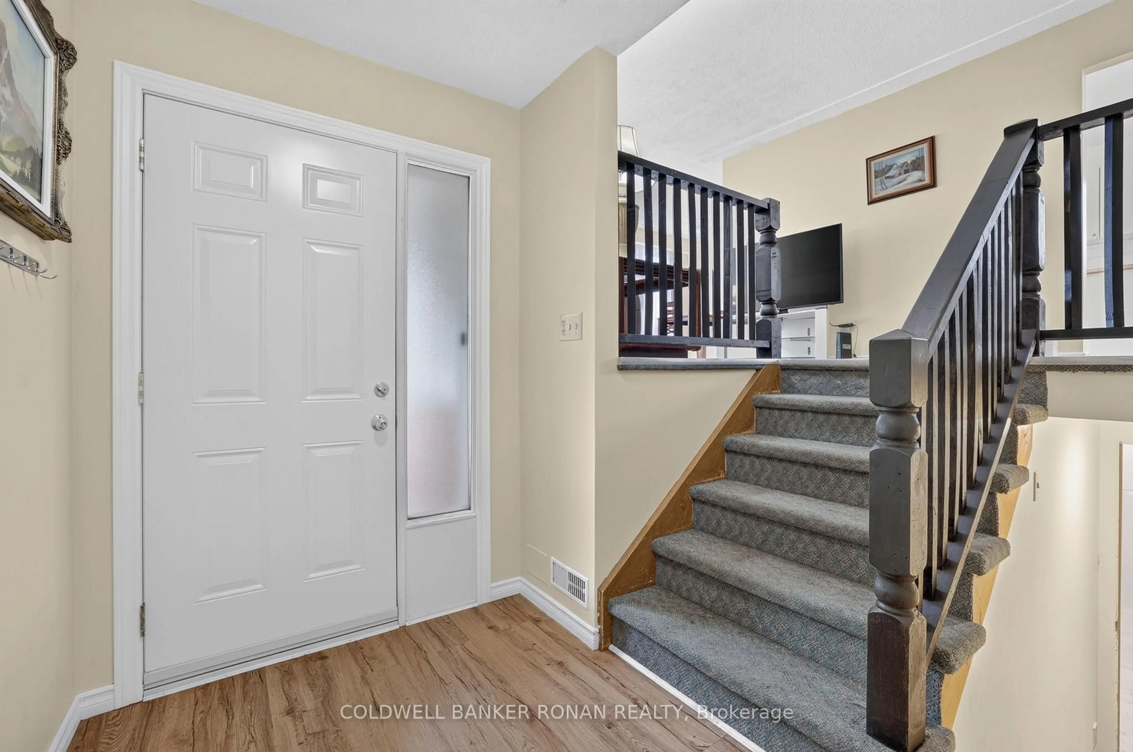 Indoor entryway for 22 Roehampton Ave, St. Catharines Ontario L2M 7R7