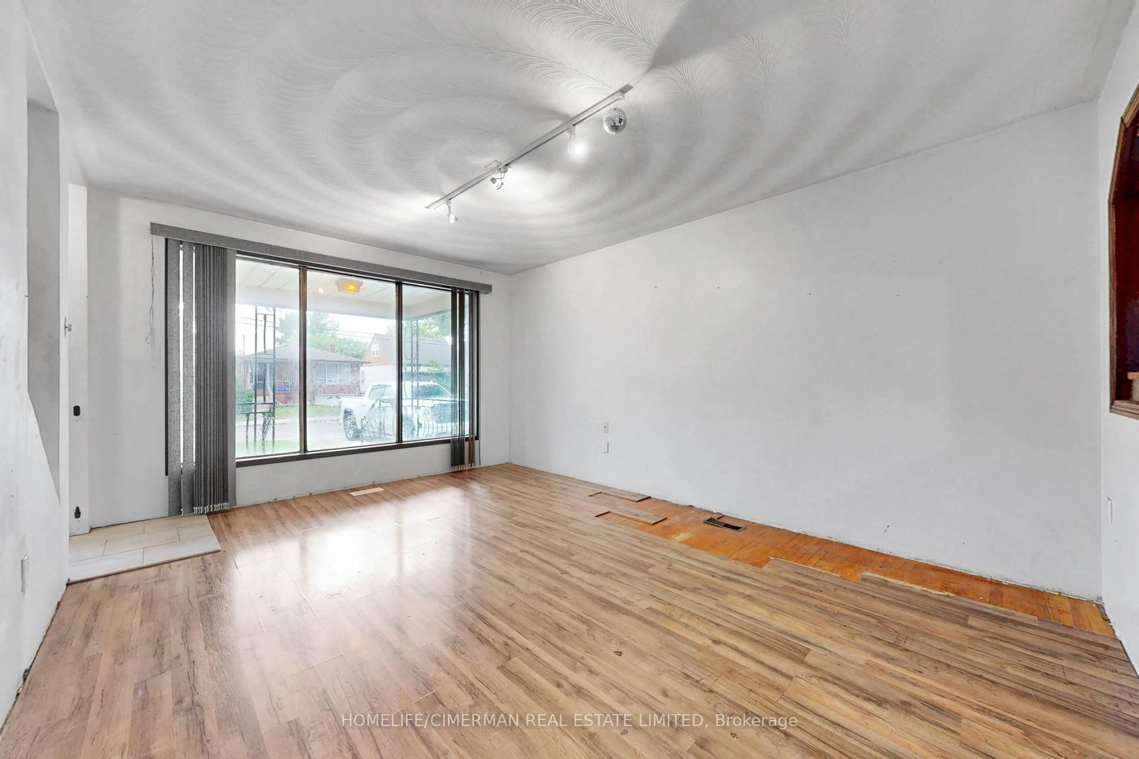 A pic of a room for 166 Normanhurst Ave, Hamilton Ontario L6H 5M8