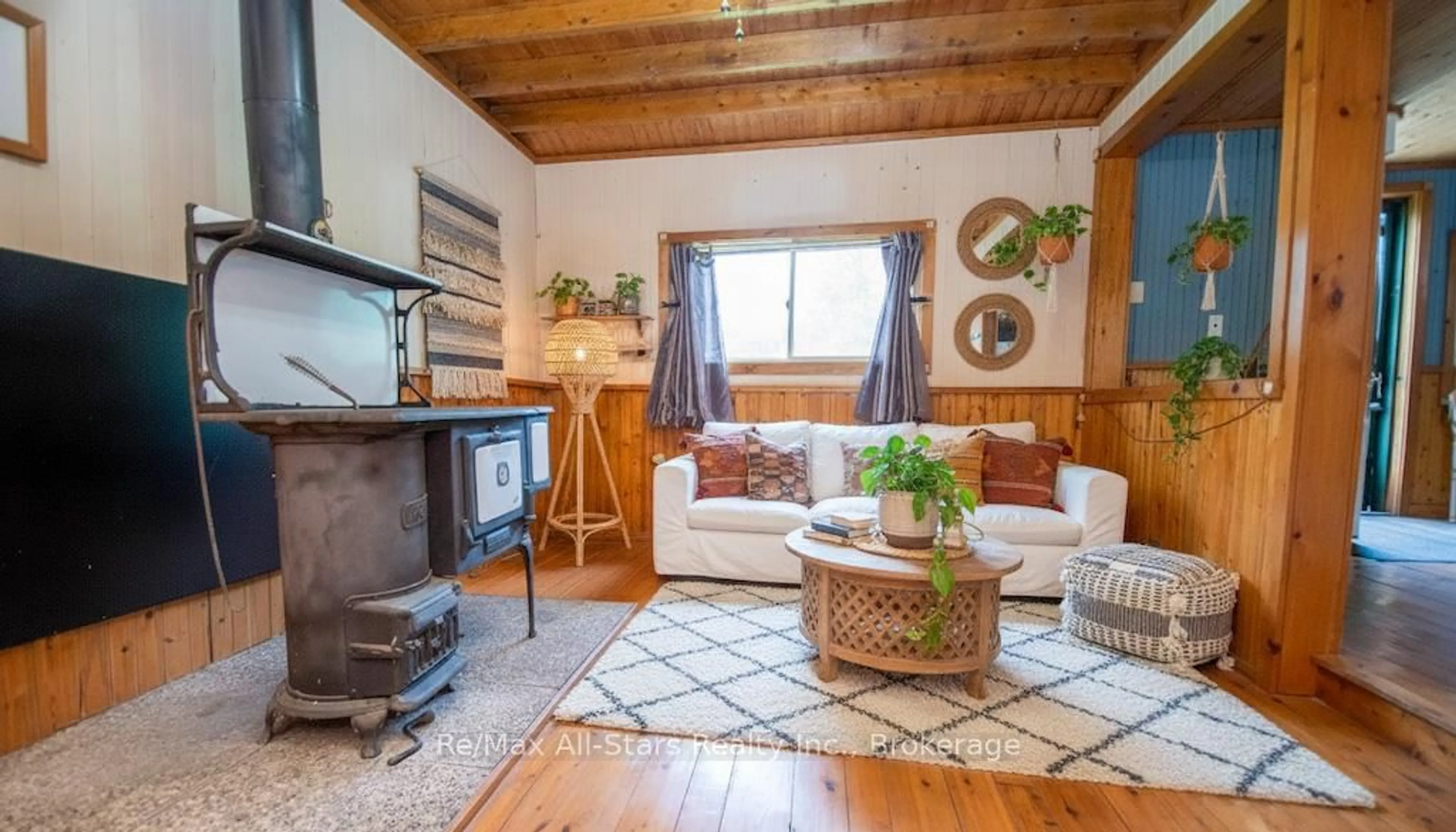Living room with furniture, wood/laminate floor for 111 Wagar Rd, Kawartha Lakes Ontario K0M 1G0
