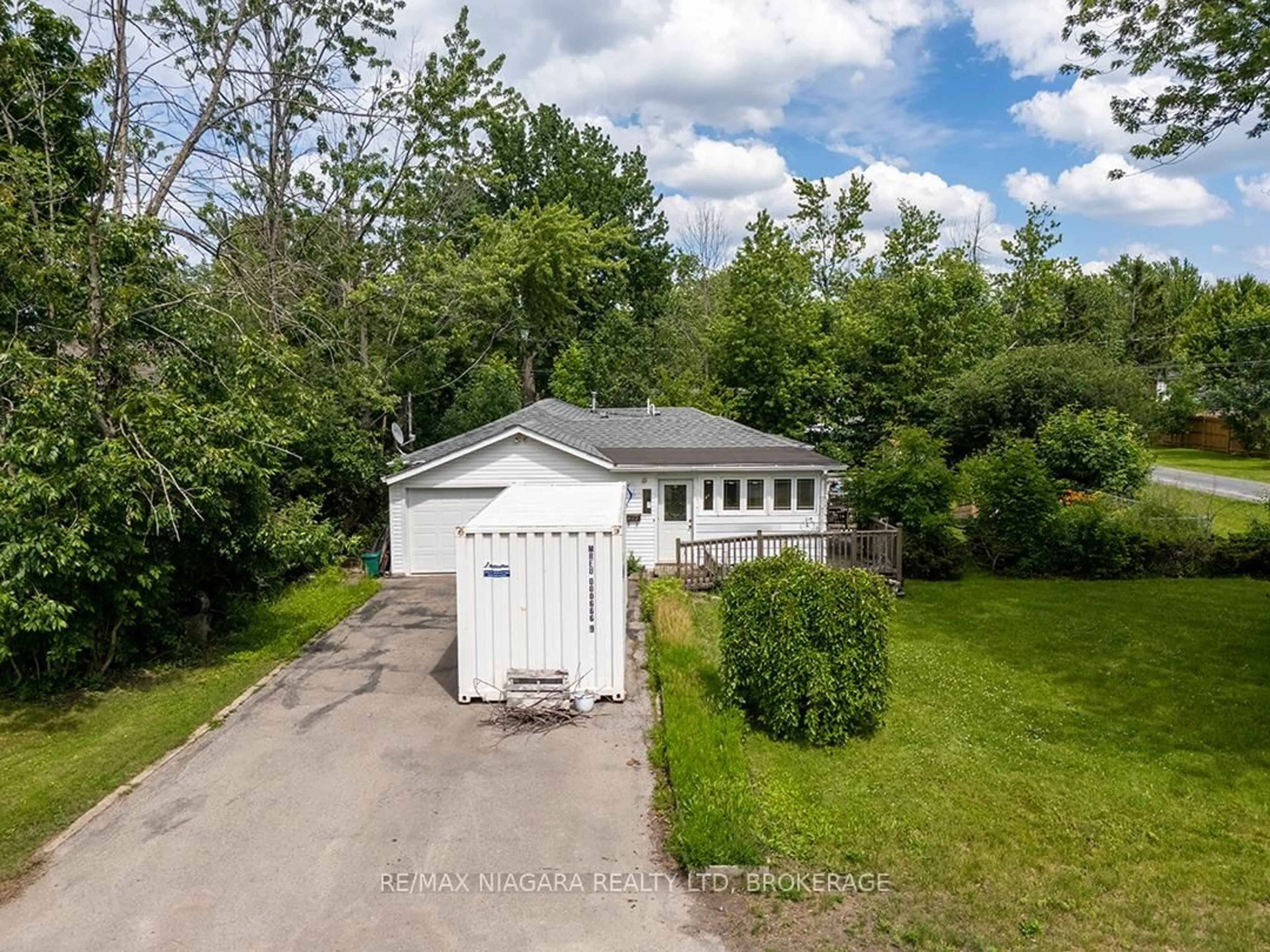 A pic from outside/outdoor area/front of a property/back of a property/a pic from drone, street for 584 Lakeview Rd, Fort Erie Ontario L2A 4W7