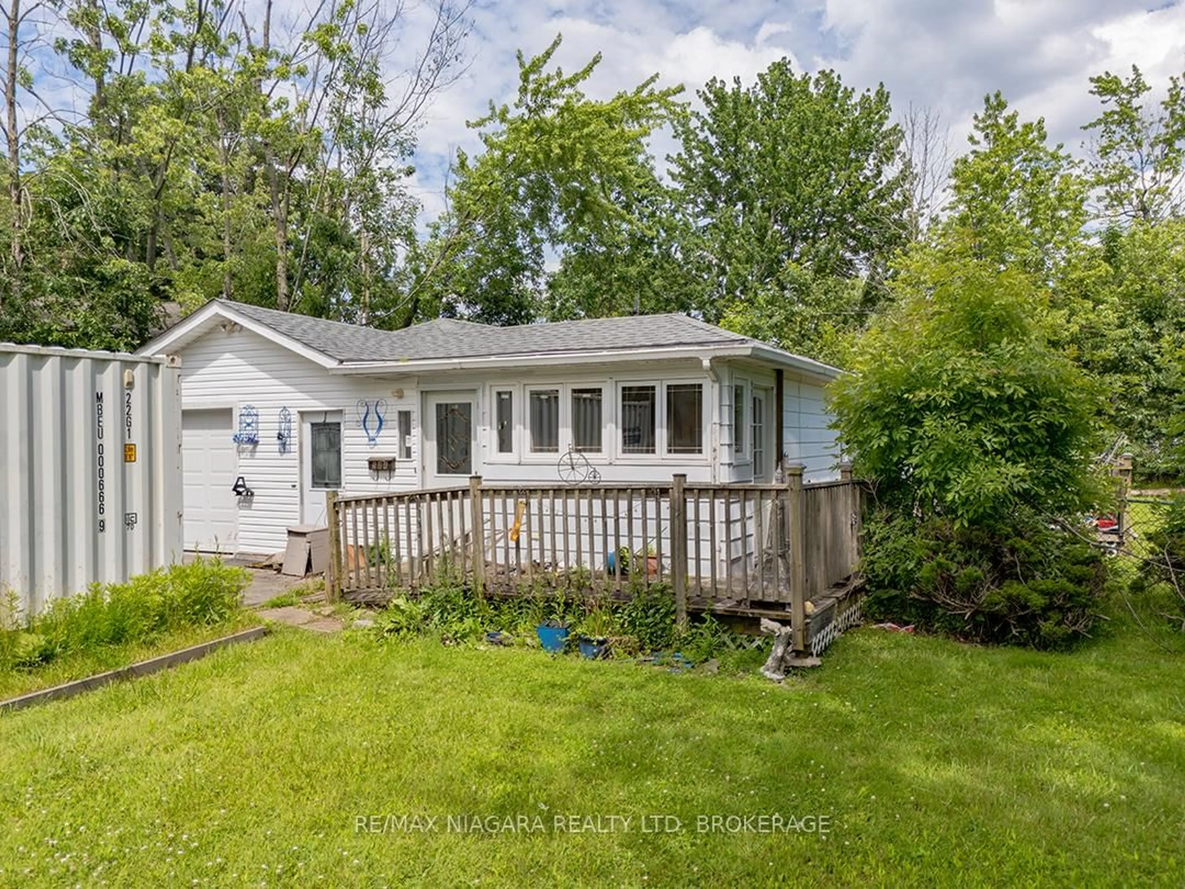 A pic from outside/outdoor area/front of a property/back of a property/a pic from drone, unknown for 584 Lakeview Rd, Fort Erie Ontario L2A 4W7