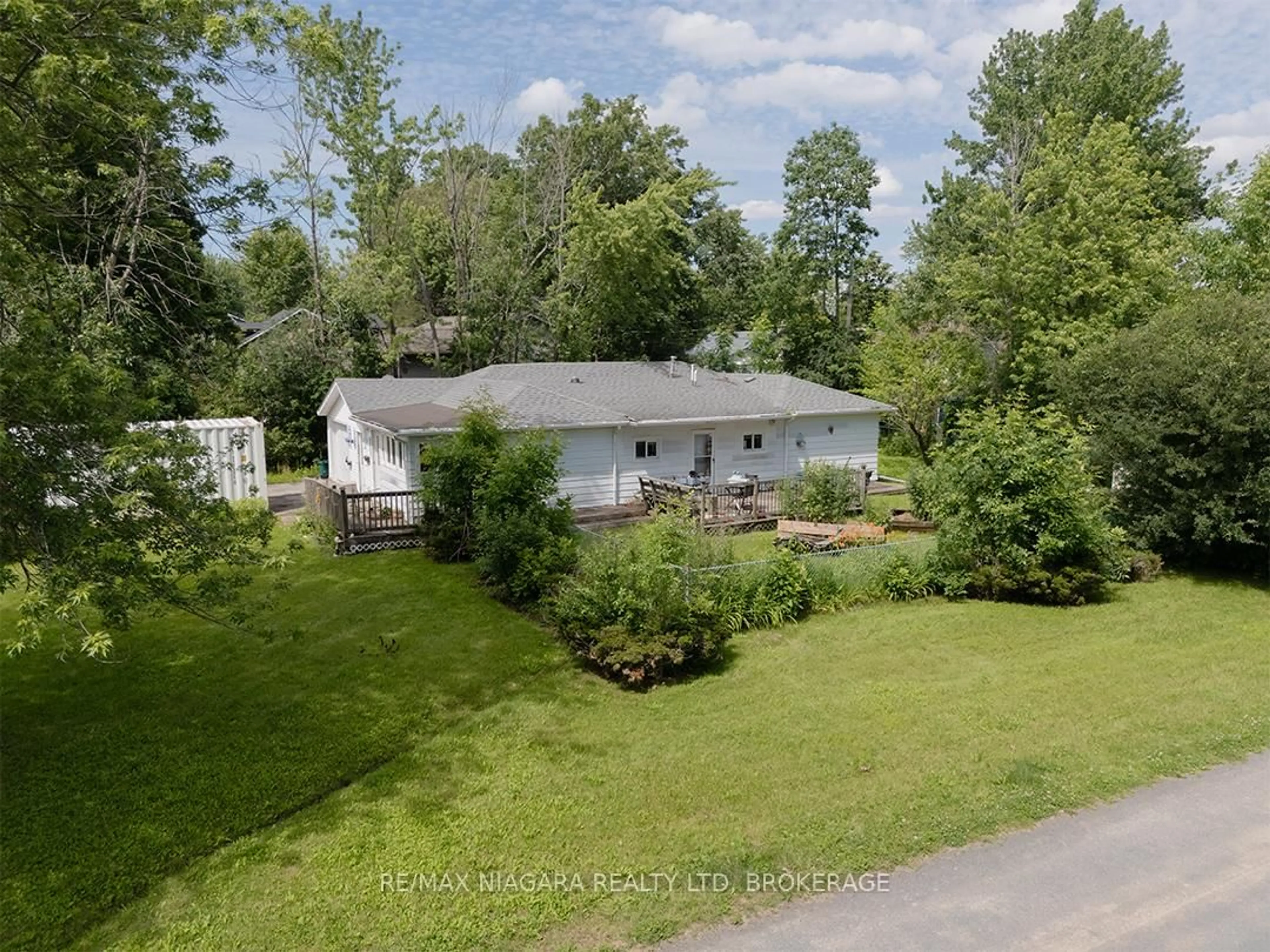 A pic from outside/outdoor area/front of a property/back of a property/a pic from drone, unknown for 584 Lakeview Rd, Fort Erie Ontario L2A 4W7