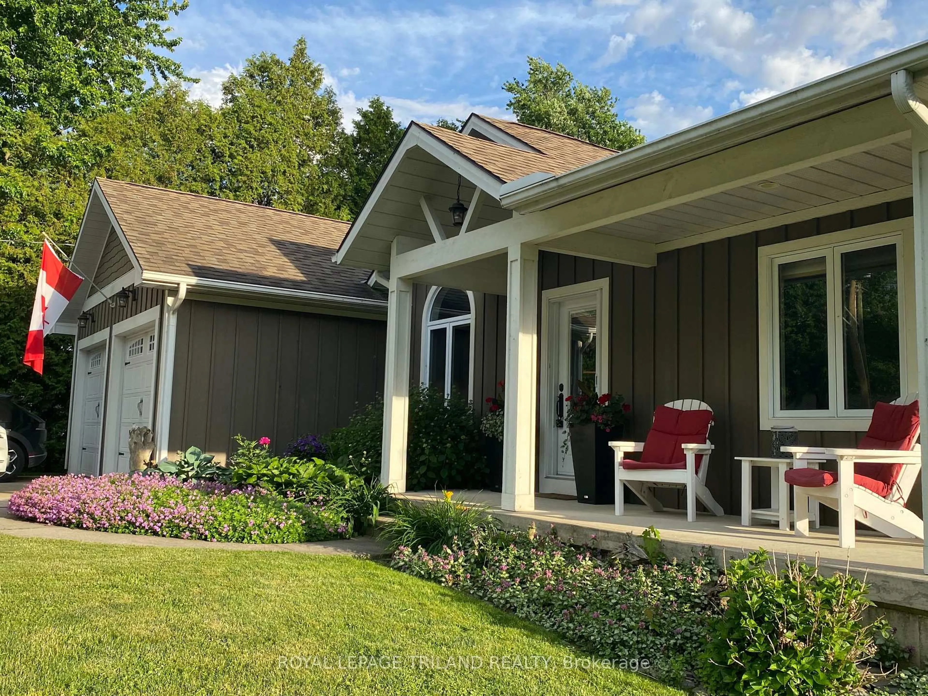 Home with vinyl exterior material, mountain view for 8447 Keith St, Lambton Shores Ontario N0N 1J0