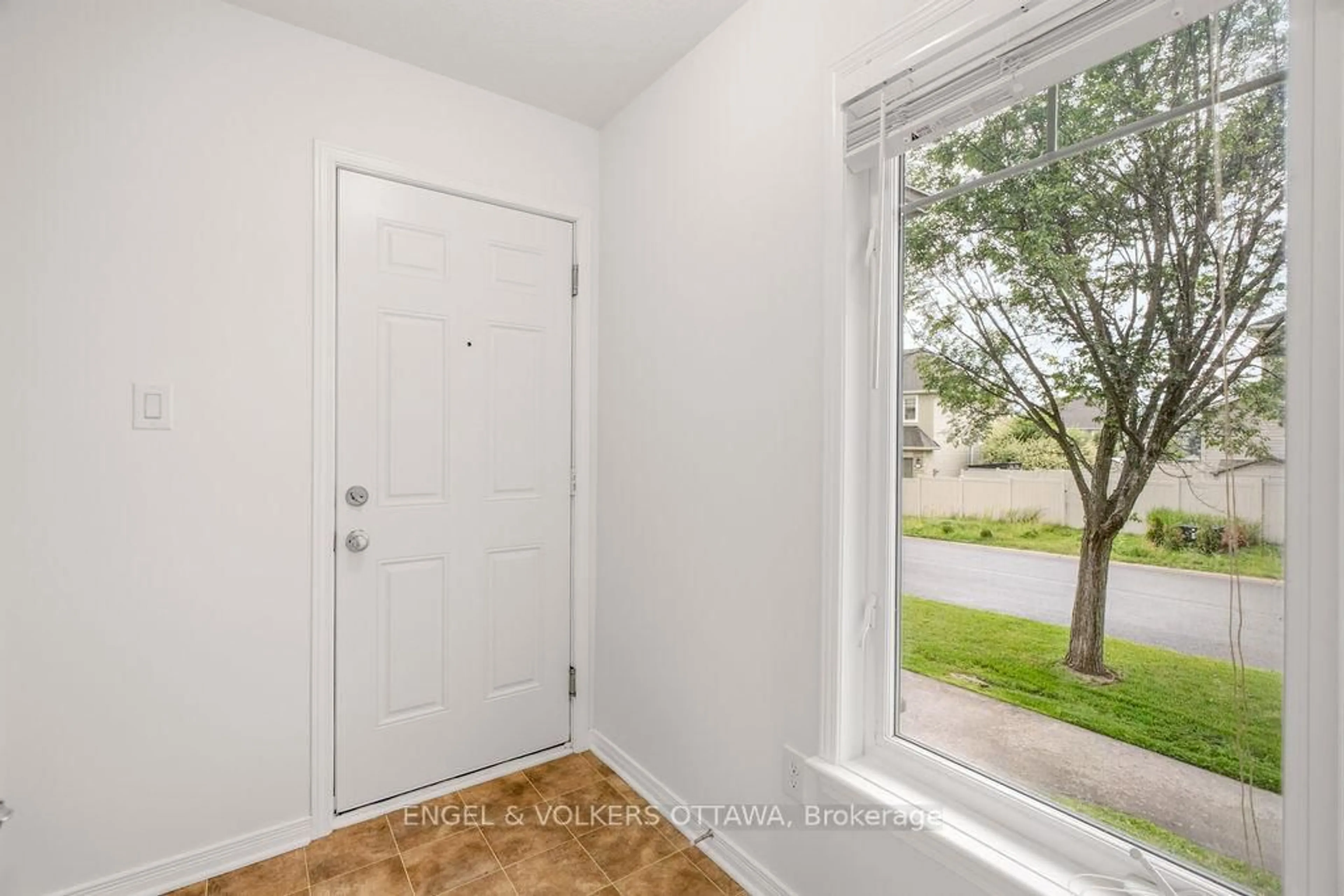 Indoor entryway for 270 Espin Hts, Ottawa Ontario K2J 0Y8