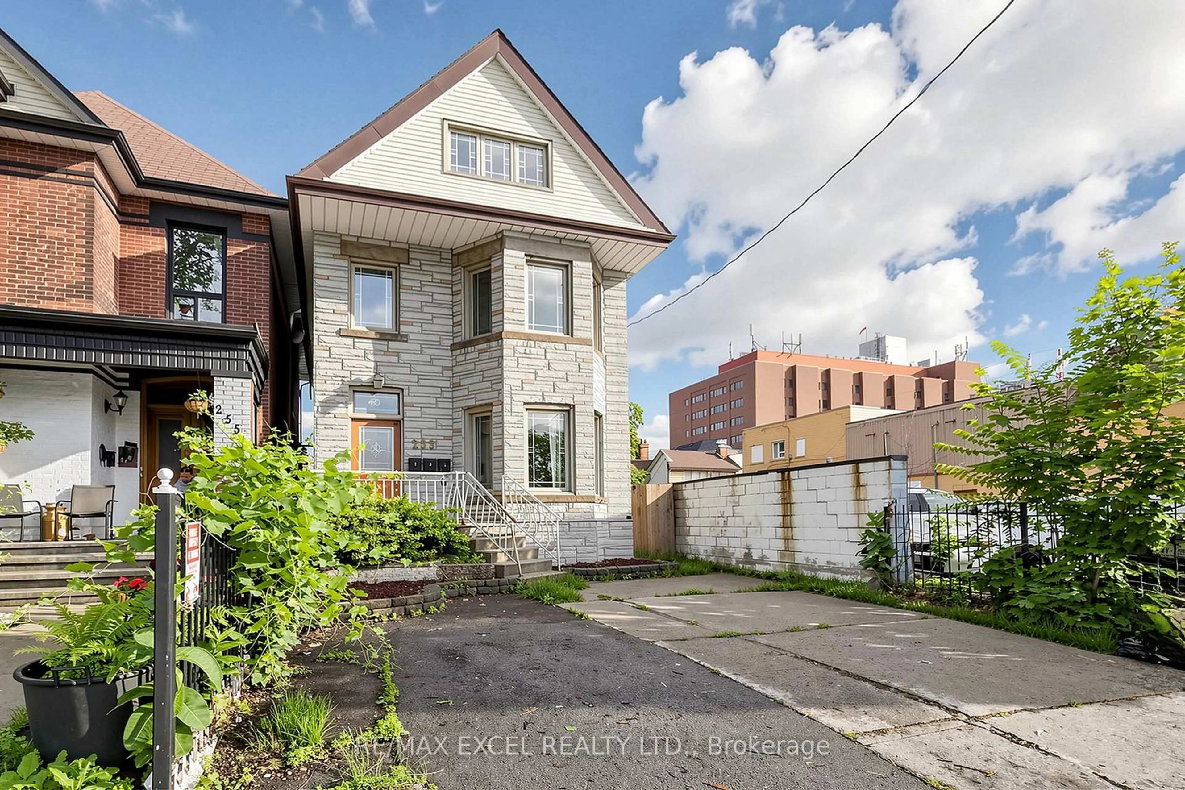 Home with brick exterior material, street for 259 Victoria Ave, Hamilton Ontario L8L 5G3