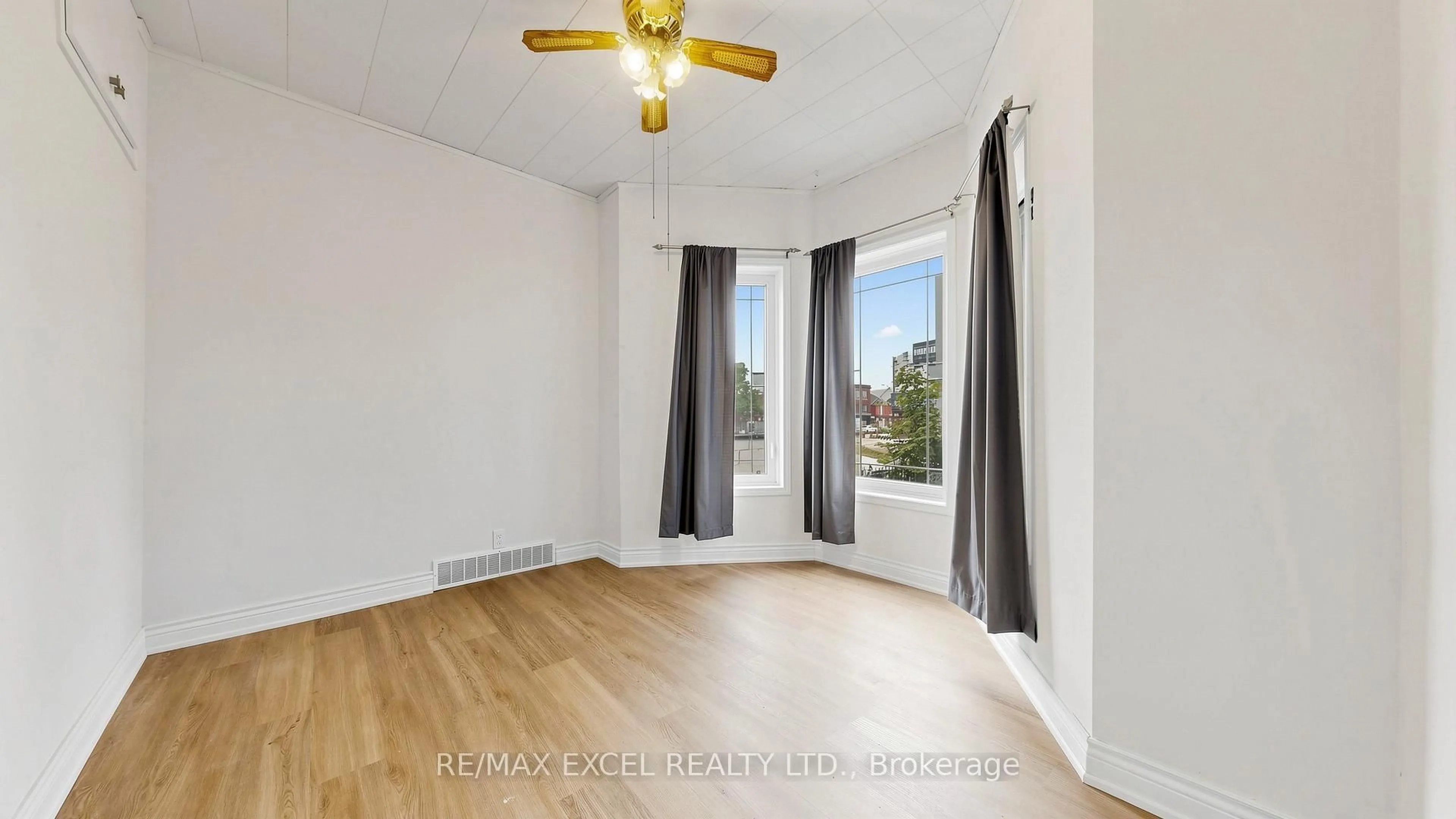 A pic of a room for 259 Victoria Ave, Hamilton Ontario L8L 5G3