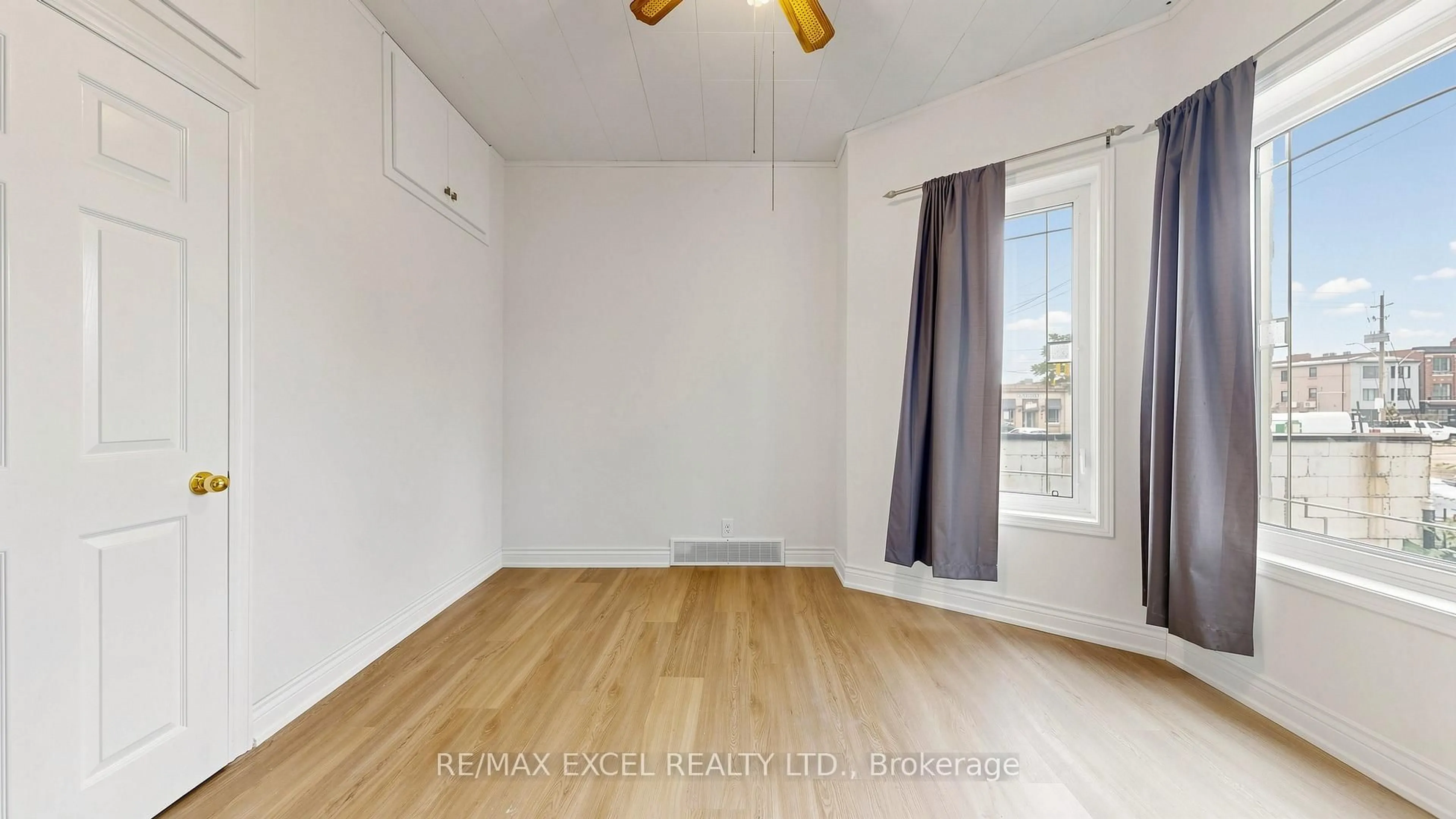 A pic of a room for 259 Victoria Ave, Hamilton Ontario L8L 5G3