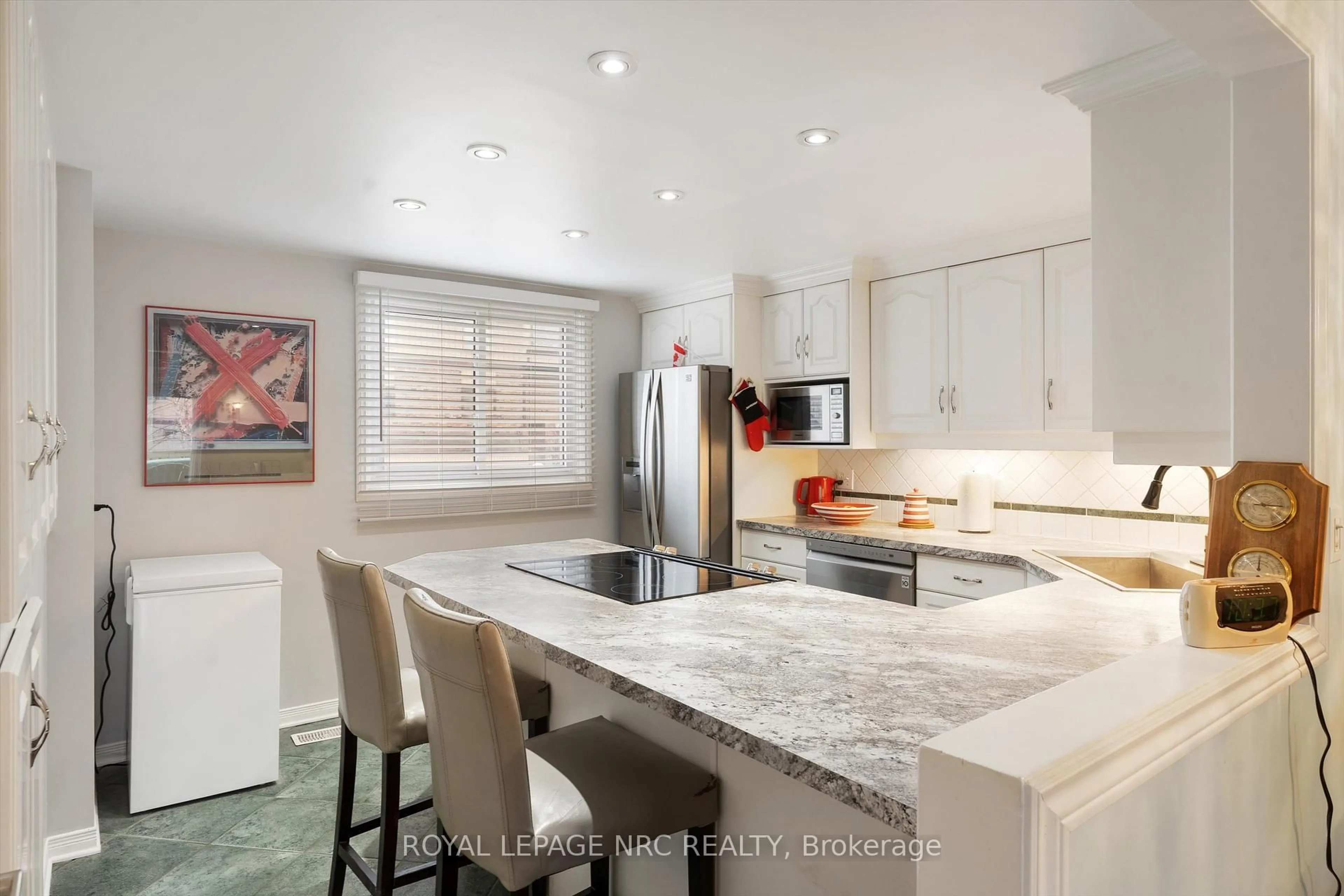 Open concept kitchen, ceramic/tile floor for 178 SCOTT St #23, St. Catharines Ontario L2N 6Y5