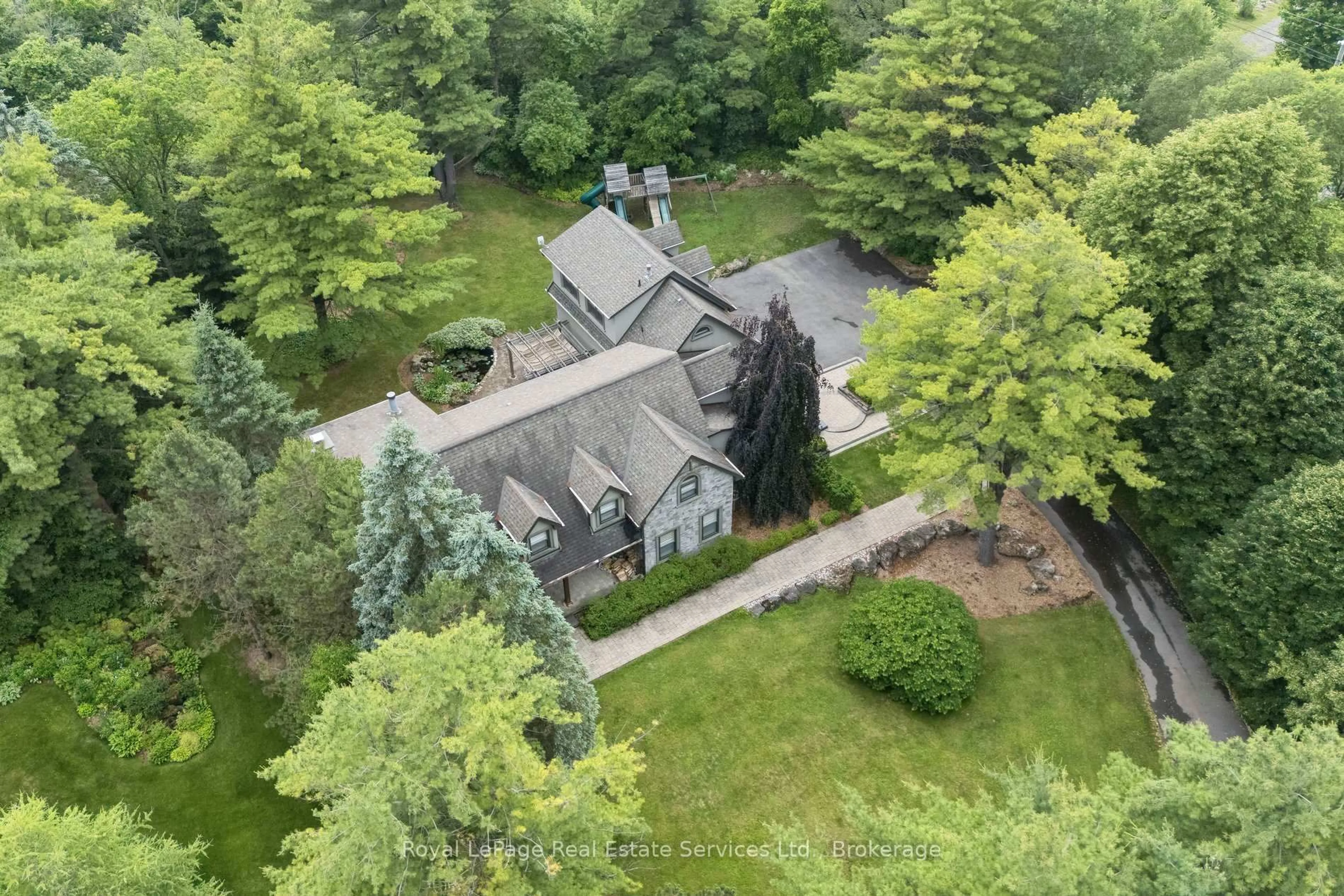 A pic from outside/outdoor area/front of a property/back of a property/a pic from drone, unknown for 1 Stonebury Pl, Hamilton Ontario L8B 0Z1