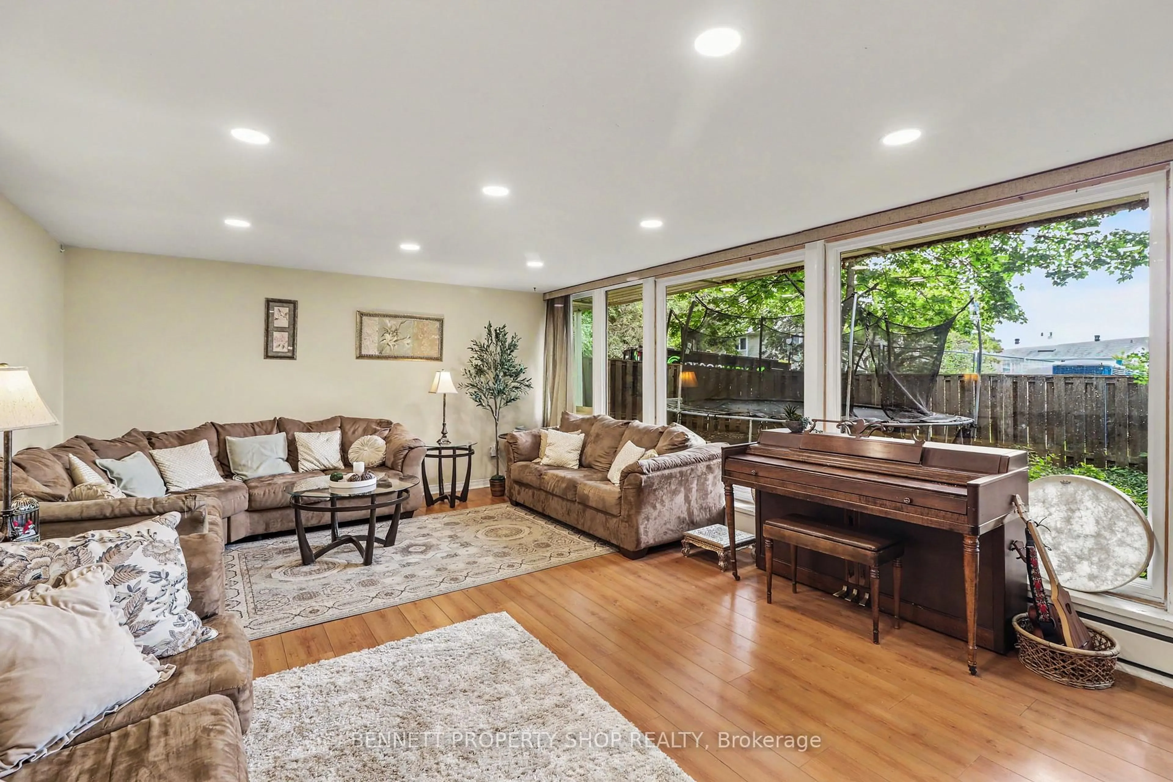 Living room with furniture, unknown for 1770 Montreal Rd, Ottawa Ontario K1J 6N3