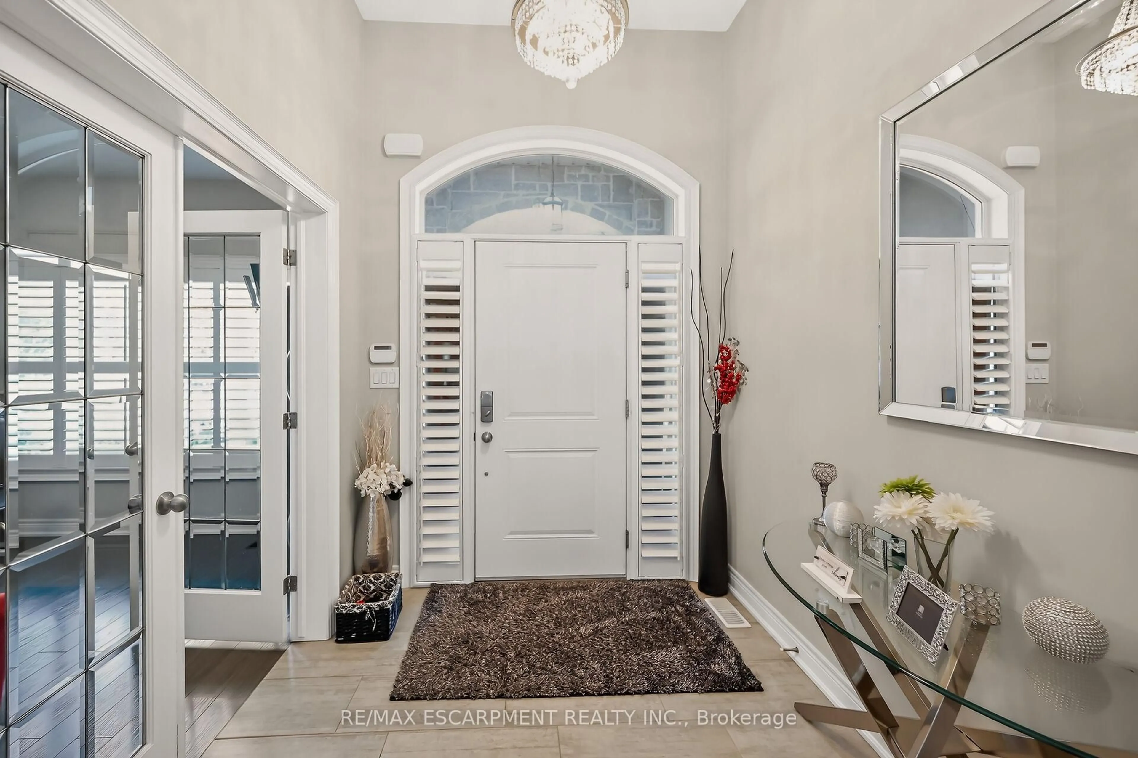 Indoor entryway for 8165 Twenty Rd, Hamilton Ontario L9B 0C9