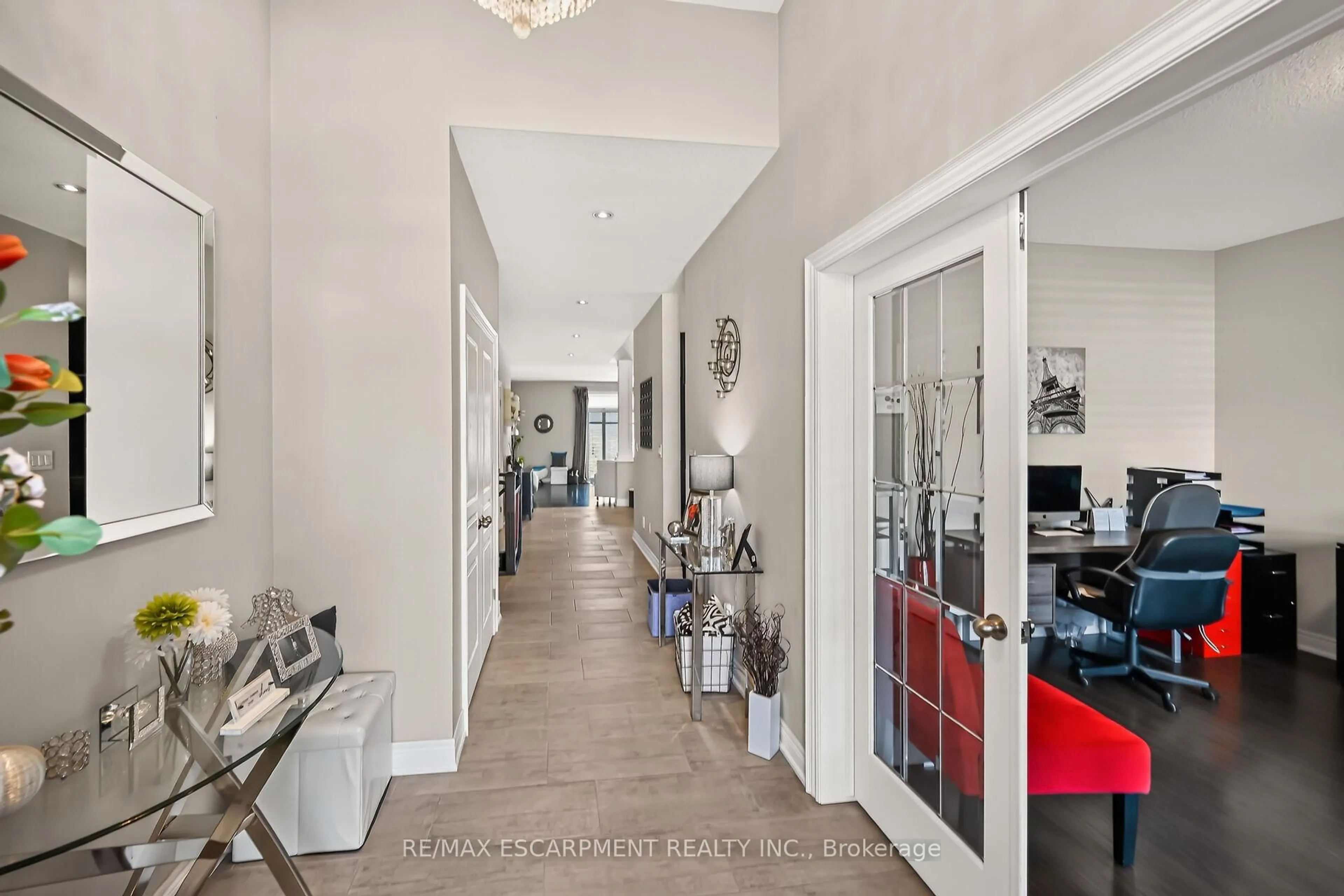 Indoor entryway for 8165 Twenty Rd, Hamilton Ontario L9B 0C9