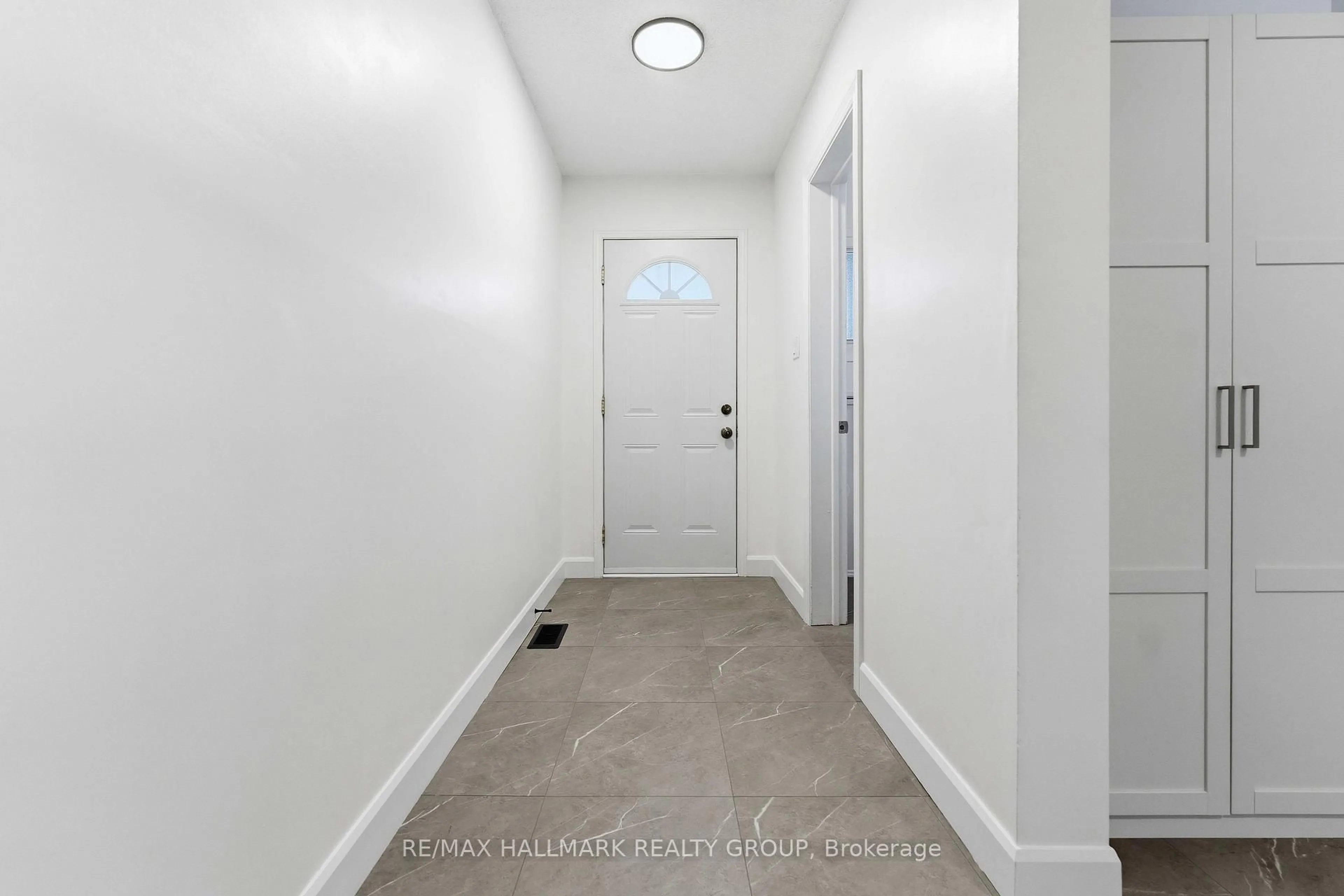 Indoor entryway for 2202 Orient Park Dr #48, Ottawa Ontario K1B 4W2