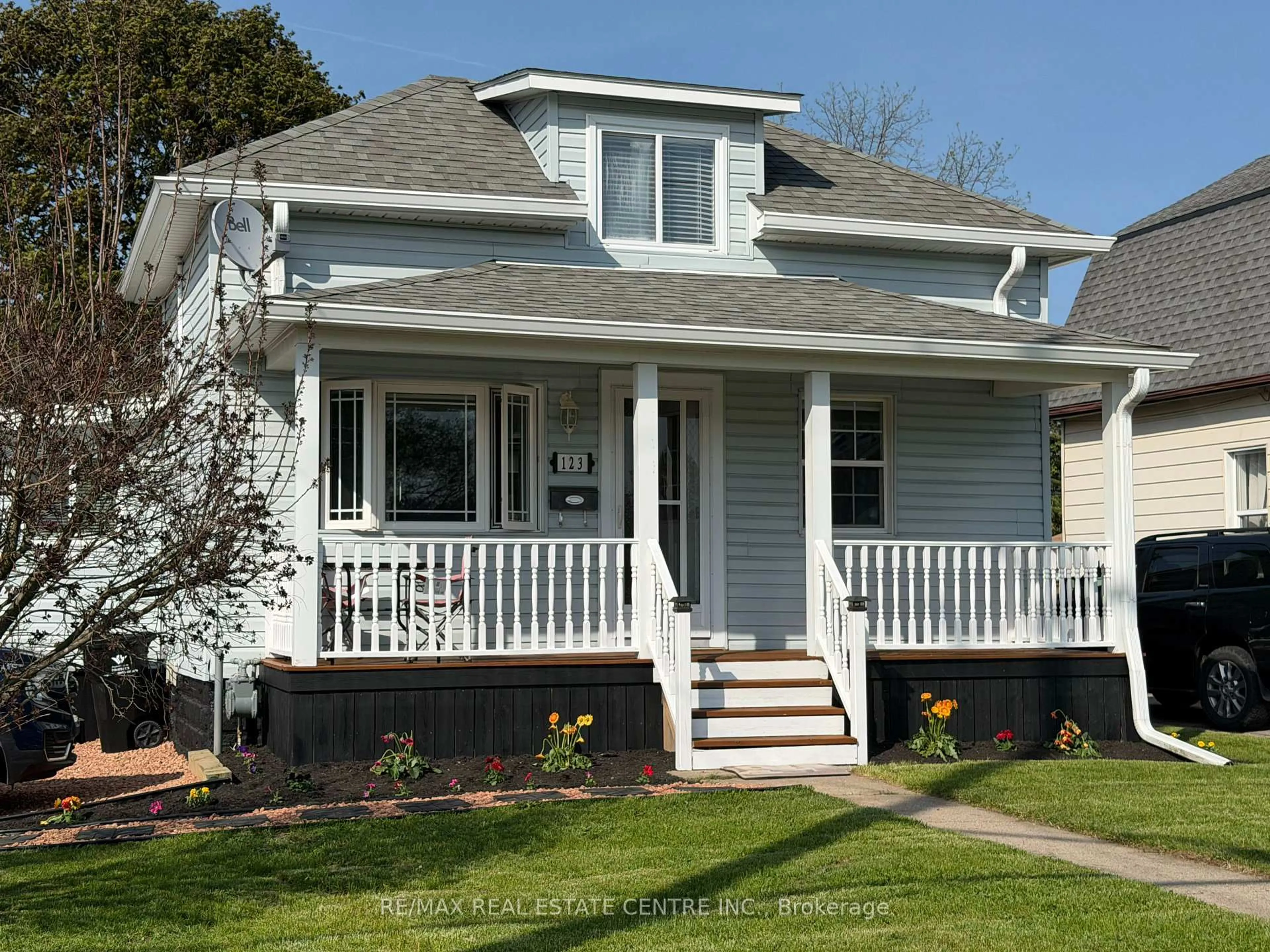 Home with vinyl exterior material, street for 123 Norfolk Ave, Cambridge Ontario N1R 3V3