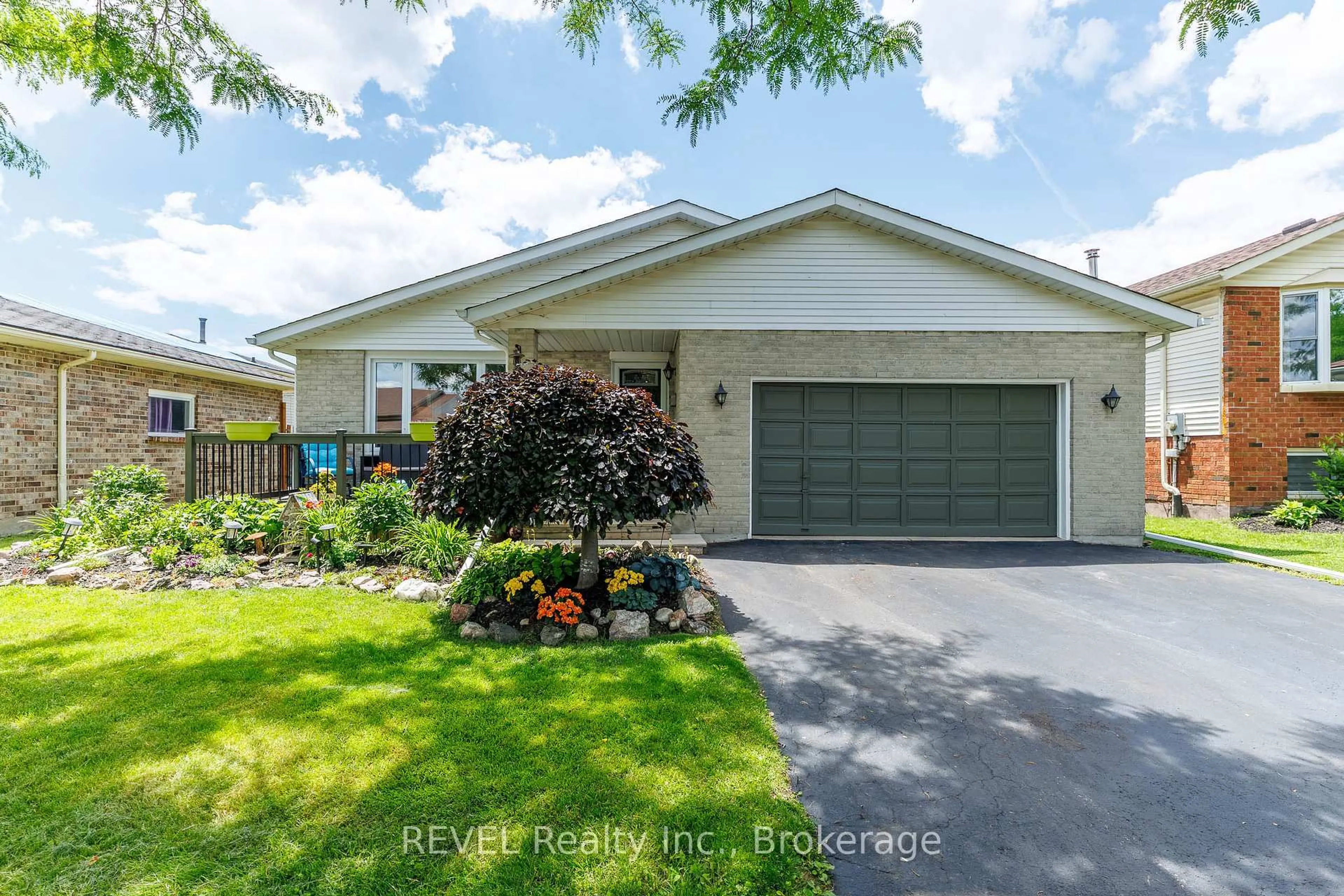 Home with vinyl exterior material, street for 6096 Crimson Dr, Niagara Falls Ontario L2G 7S5