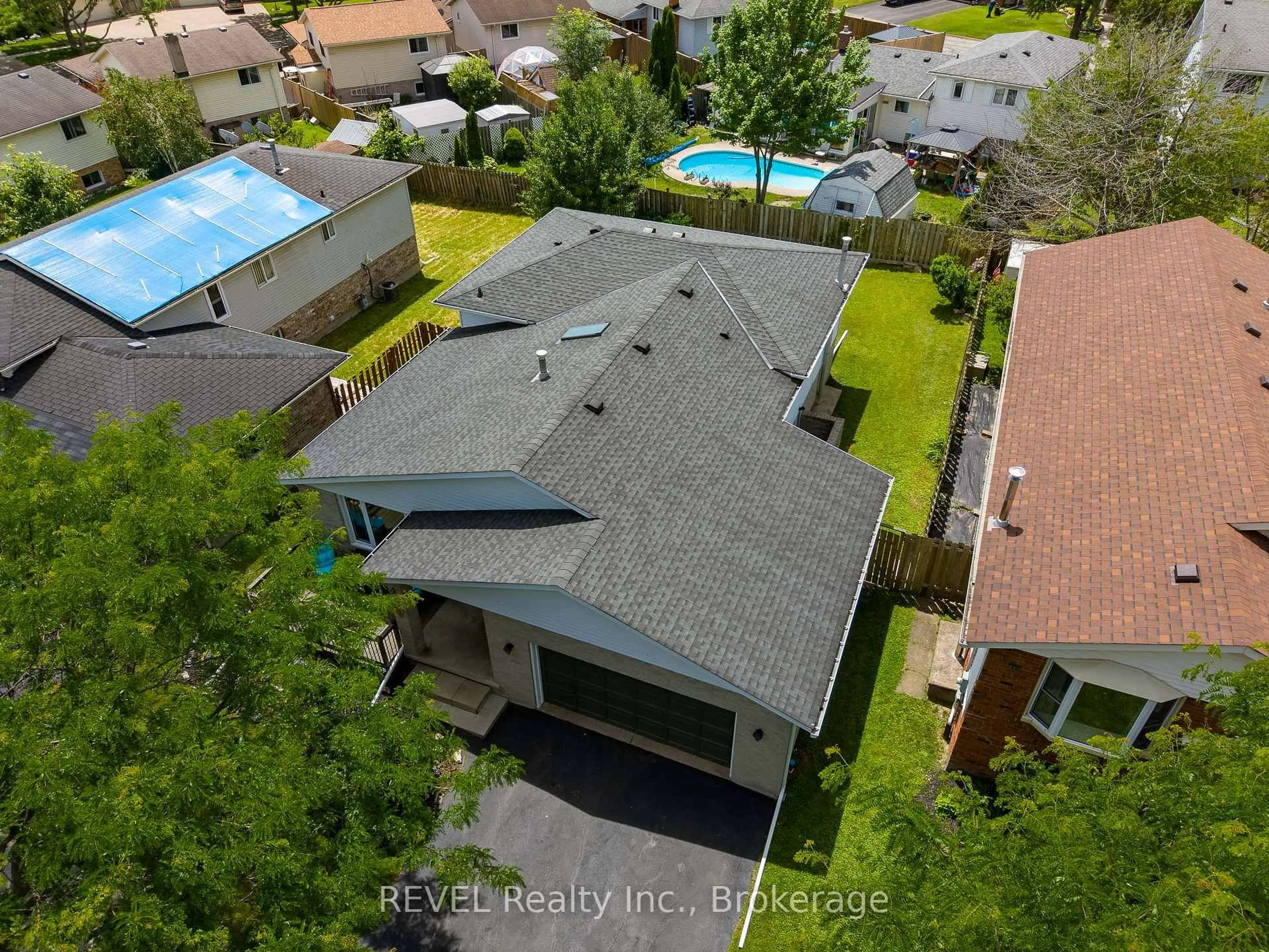 A pic from outside/outdoor area/front of a property/back of a property/a pic from drone, city buildings view from balcony for 6096 Crimson Dr, Niagara Falls Ontario L2G 7S5