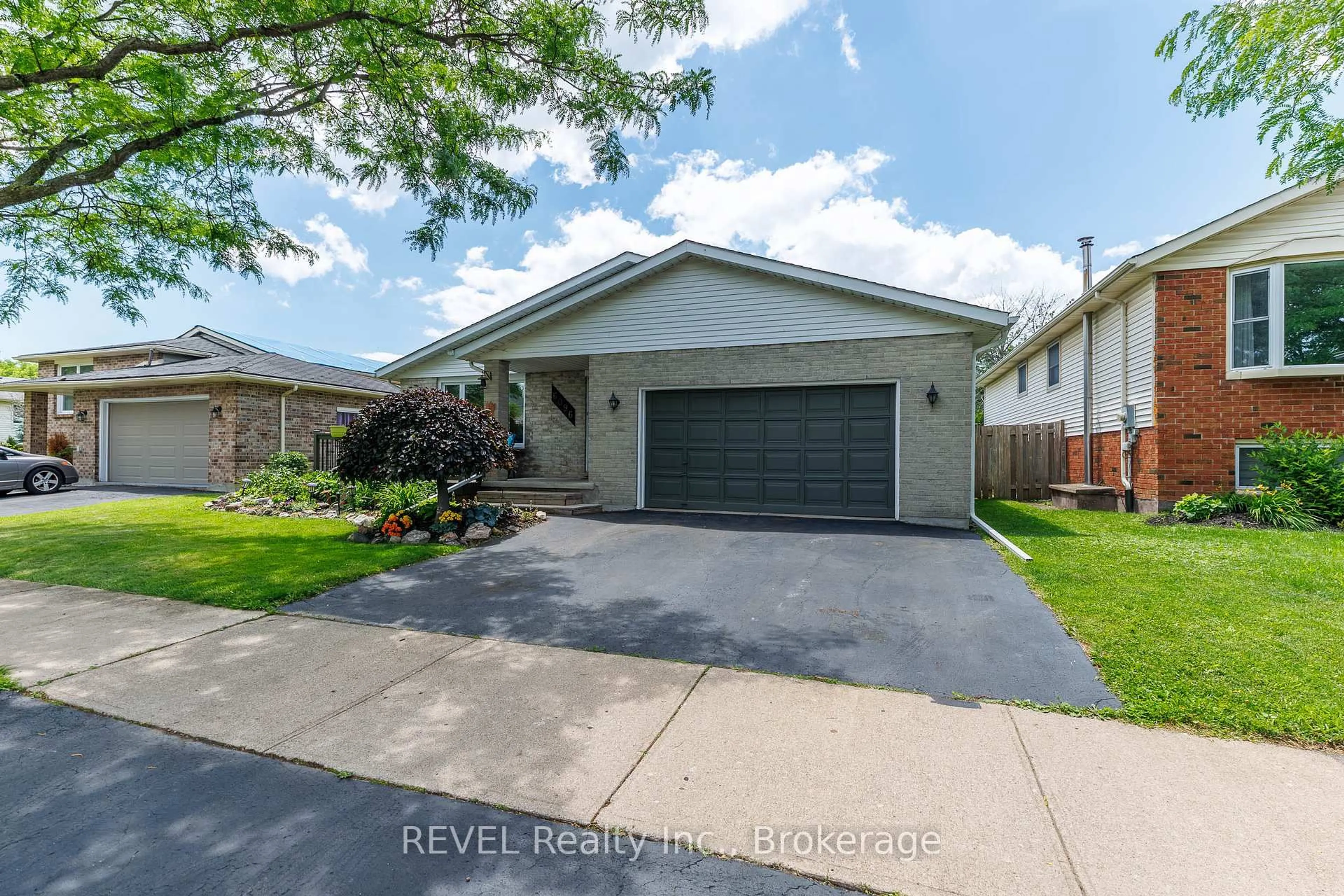 Home with vinyl exterior material, street for 6096 Crimson Dr, Niagara Falls Ontario L2G 7S5