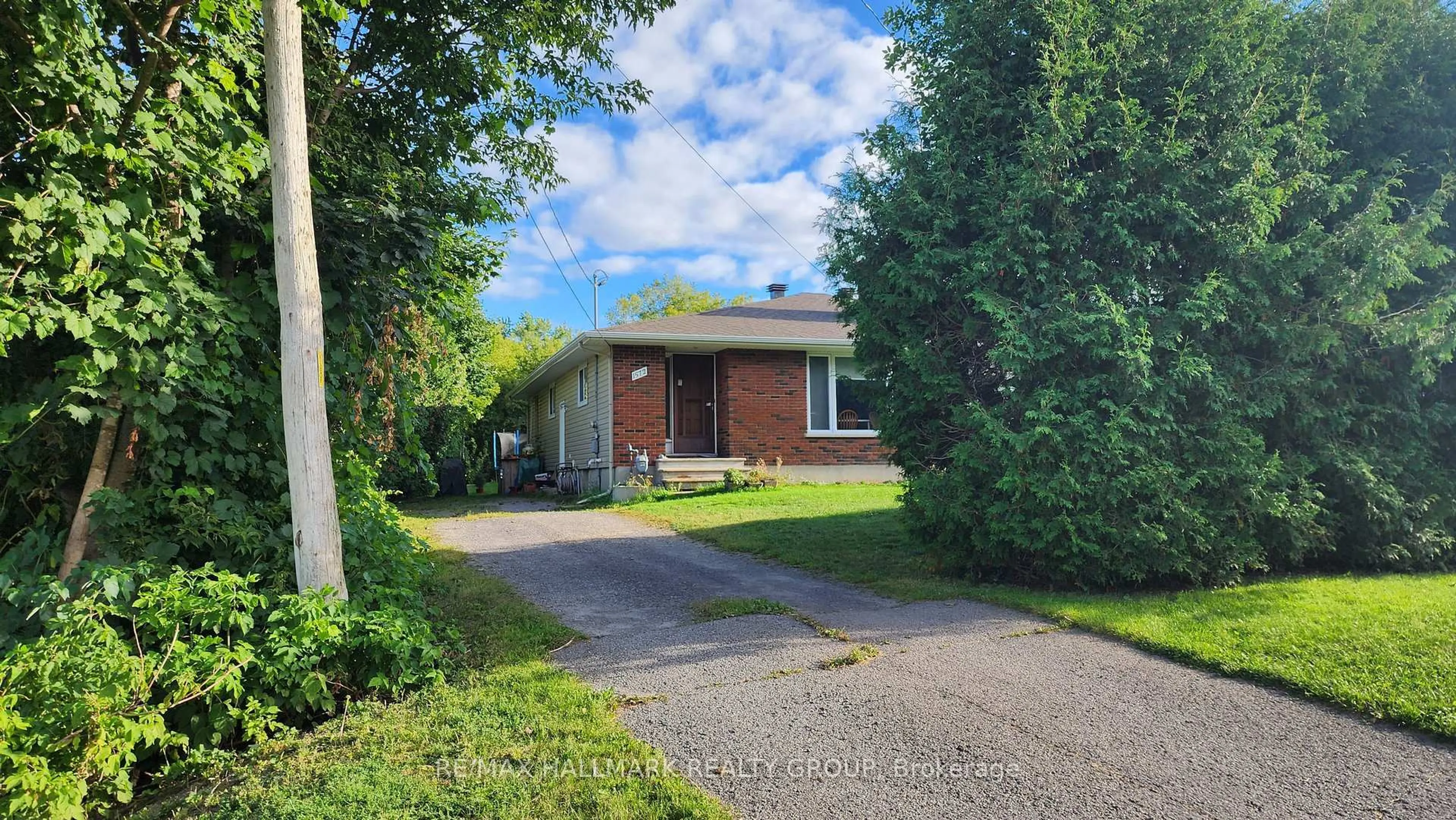 A pic from outside/outdoor area/front of a property/back of a property/a pic from drone, street for 1570-1572 GOTH Ave, Ottawa Ontario K1T 1E4