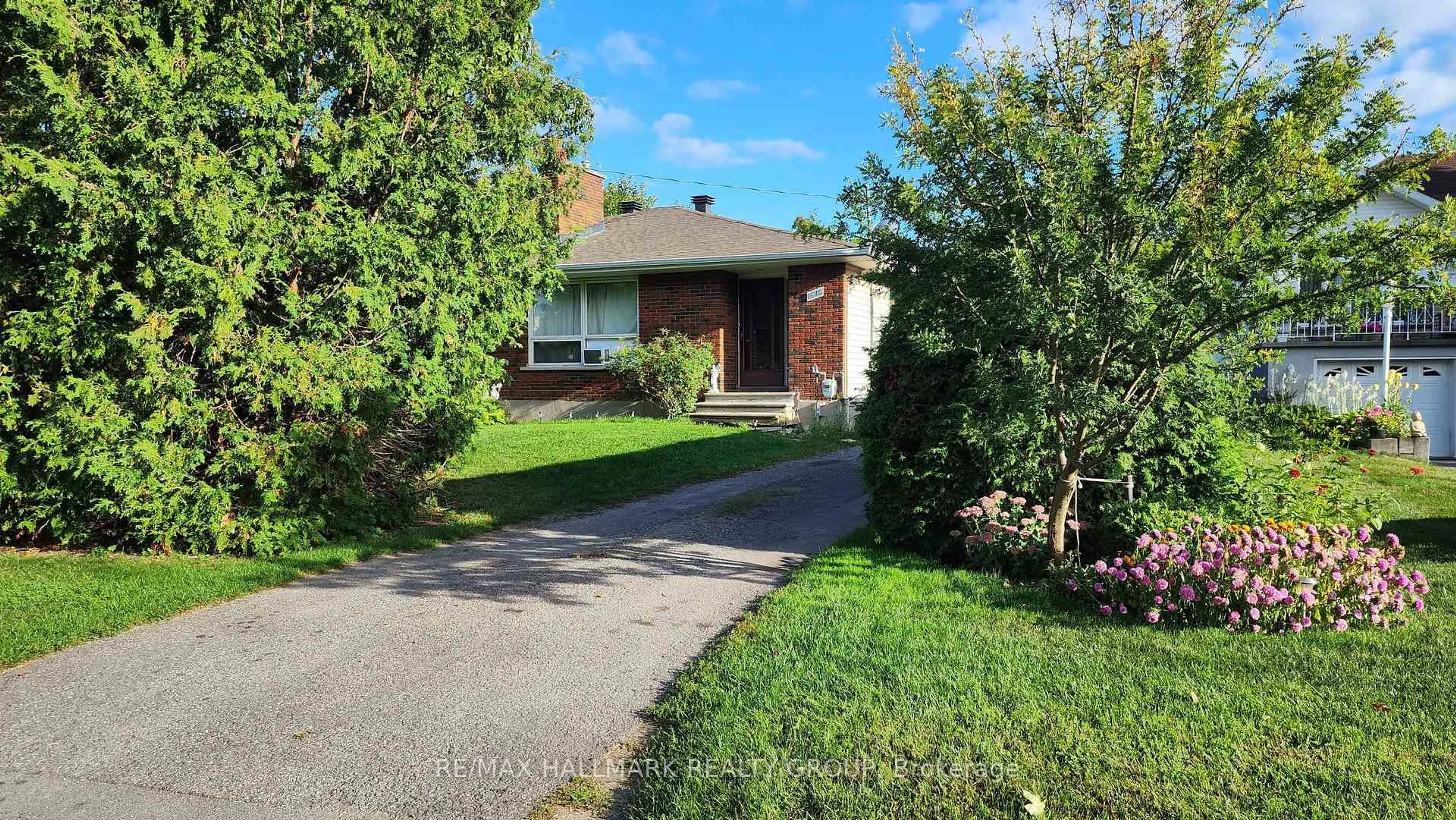 A pic from outside/outdoor area/front of a property/back of a property/a pic from drone, street for 1570-1572 GOTH Ave, Ottawa Ontario K1T 1E4