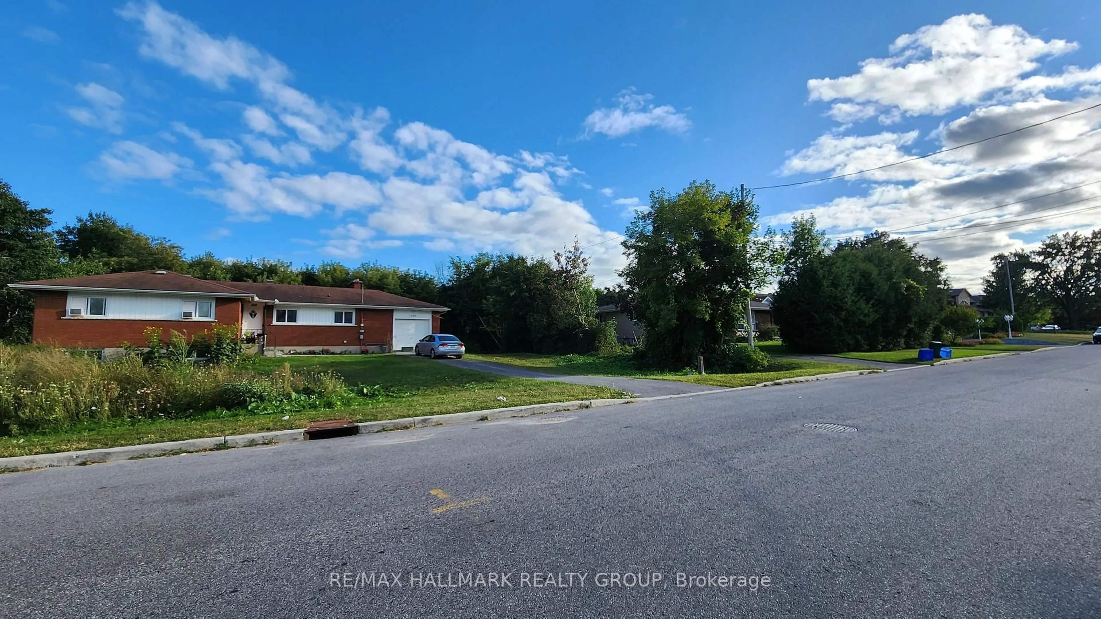 A pic from outside/outdoor area/front of a property/back of a property/a pic from drone, street for 1580 GOTH Ave, Ottawa Ontario K1T 1E4