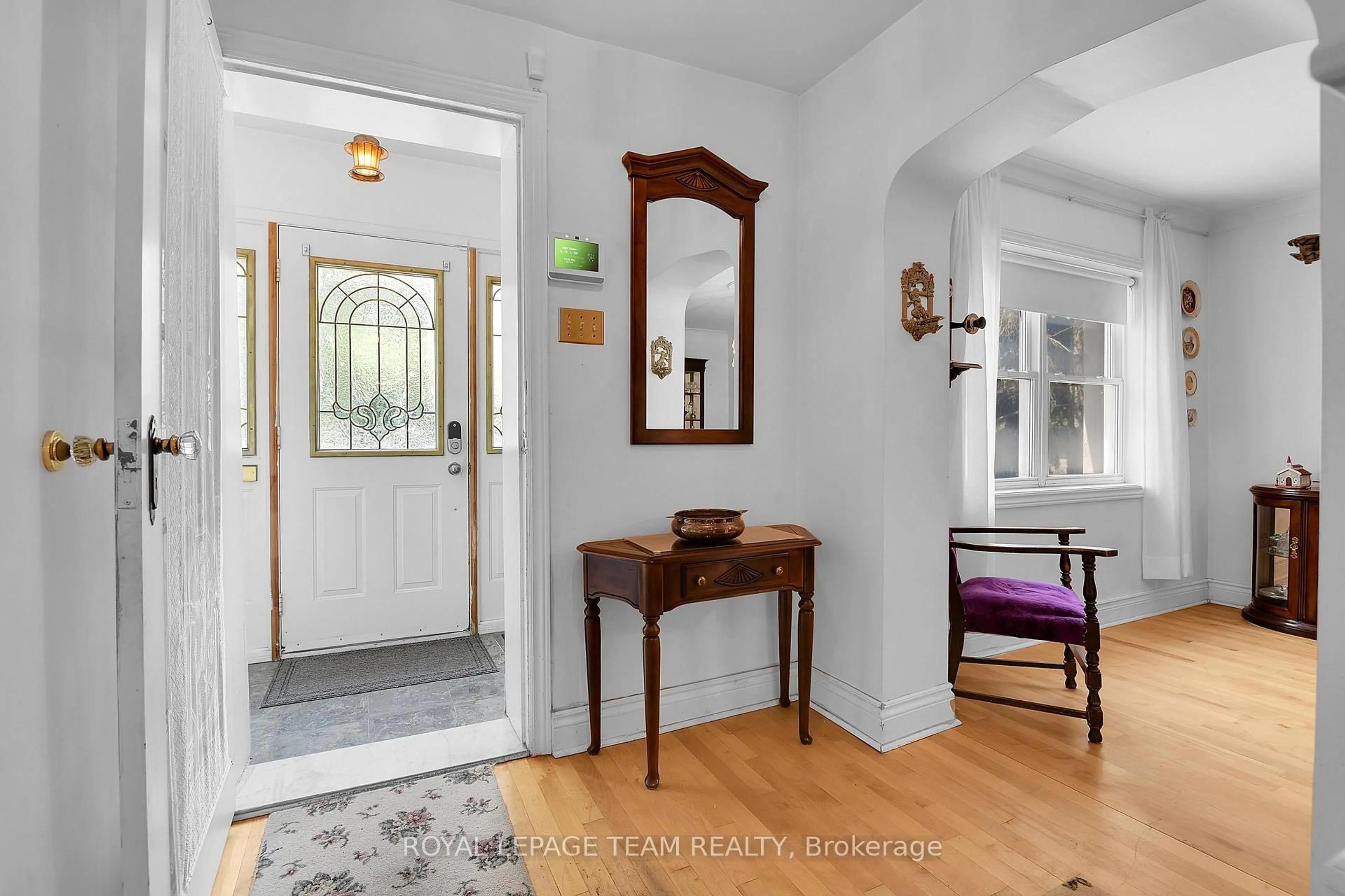 Indoor entryway for 293 Island Park Dr, Ottawa Ontario K1Y 0A6