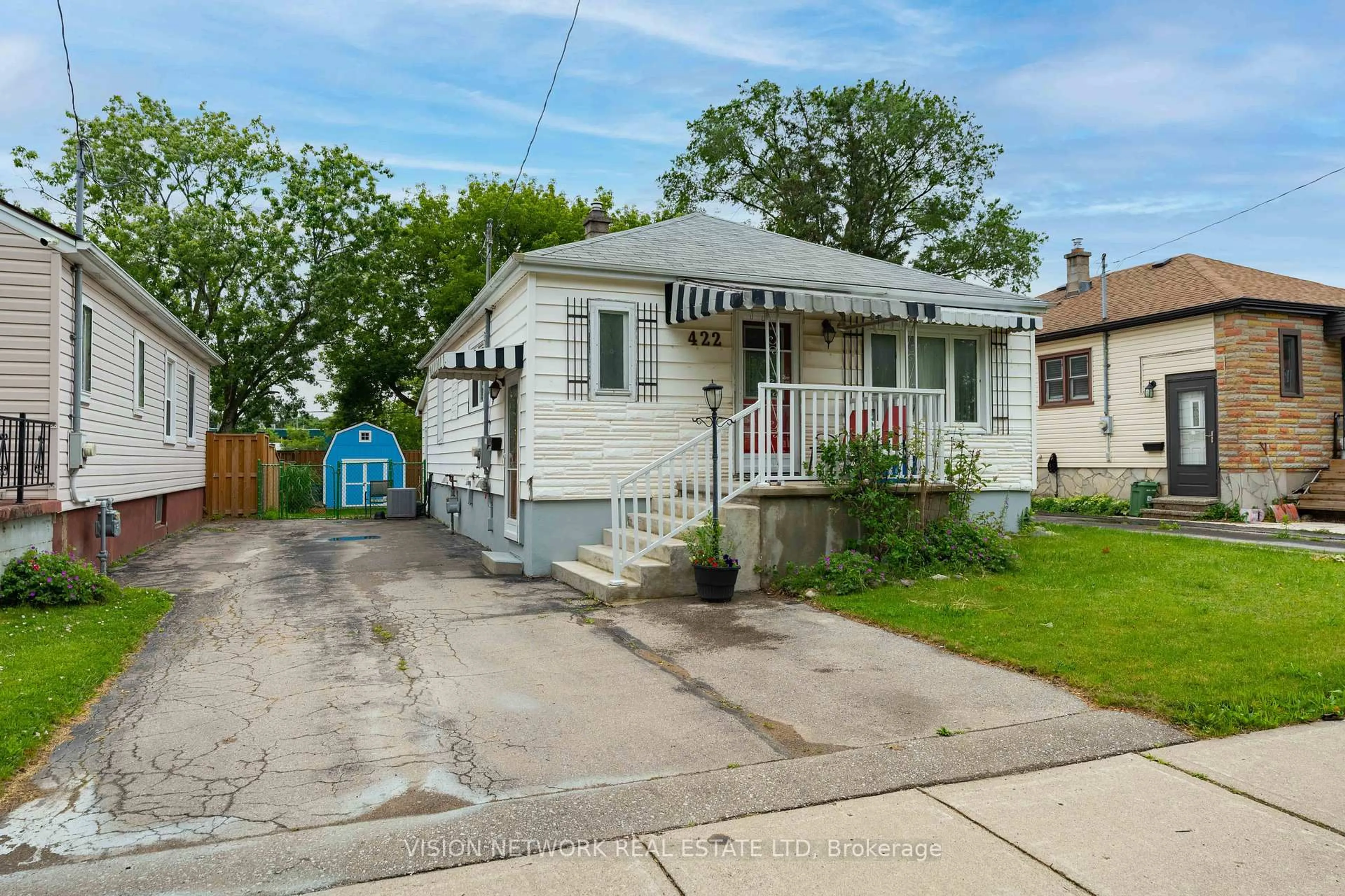 A pic from outside/outdoor area/front of a property/back of a property/a pic from drone, street for 422 Loverage St, London East Ontario N5W 4T7