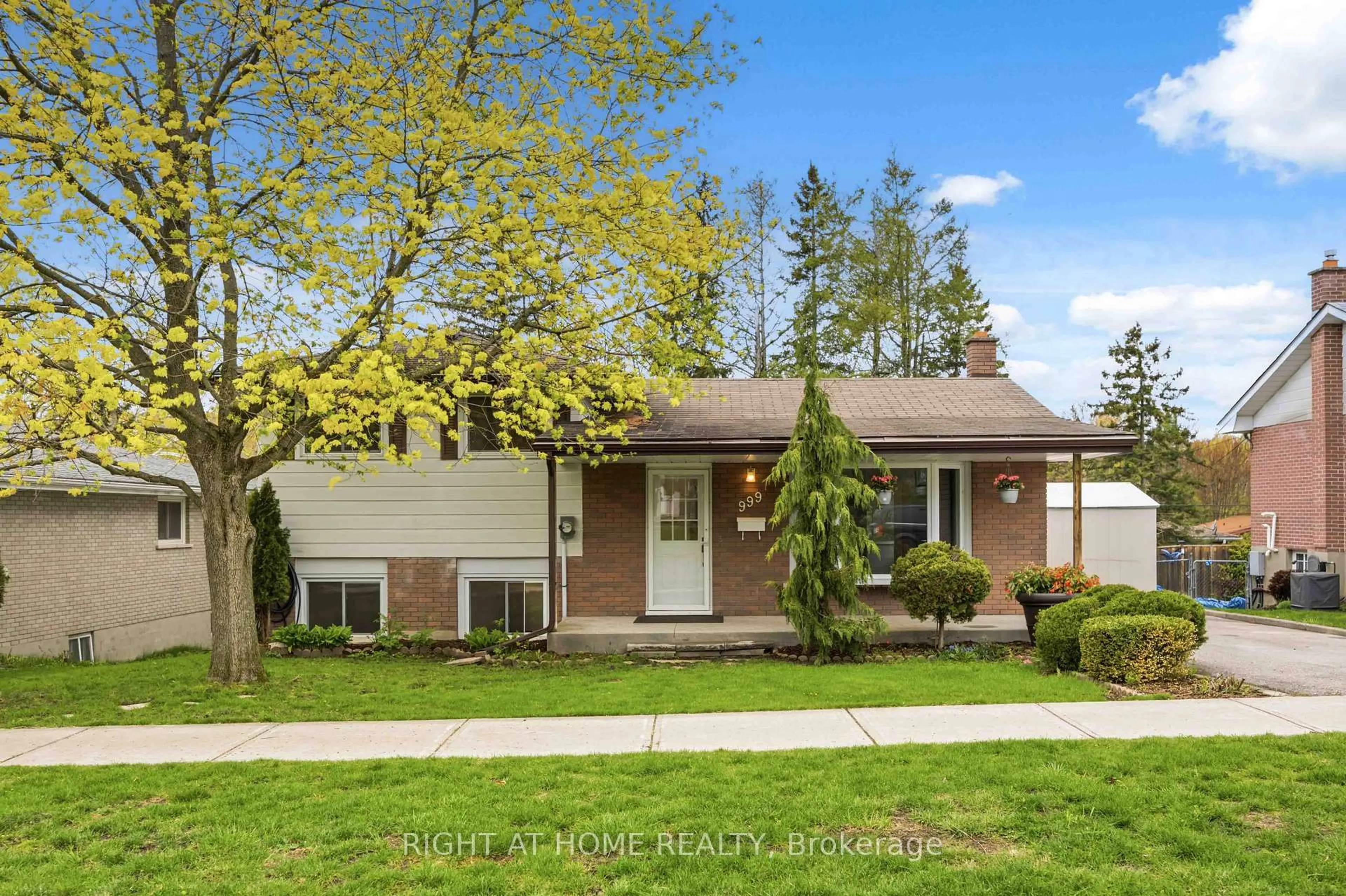 Home with vinyl exterior material, street for 999 St Pauls St, Peterborough Ontario K9H 6J7