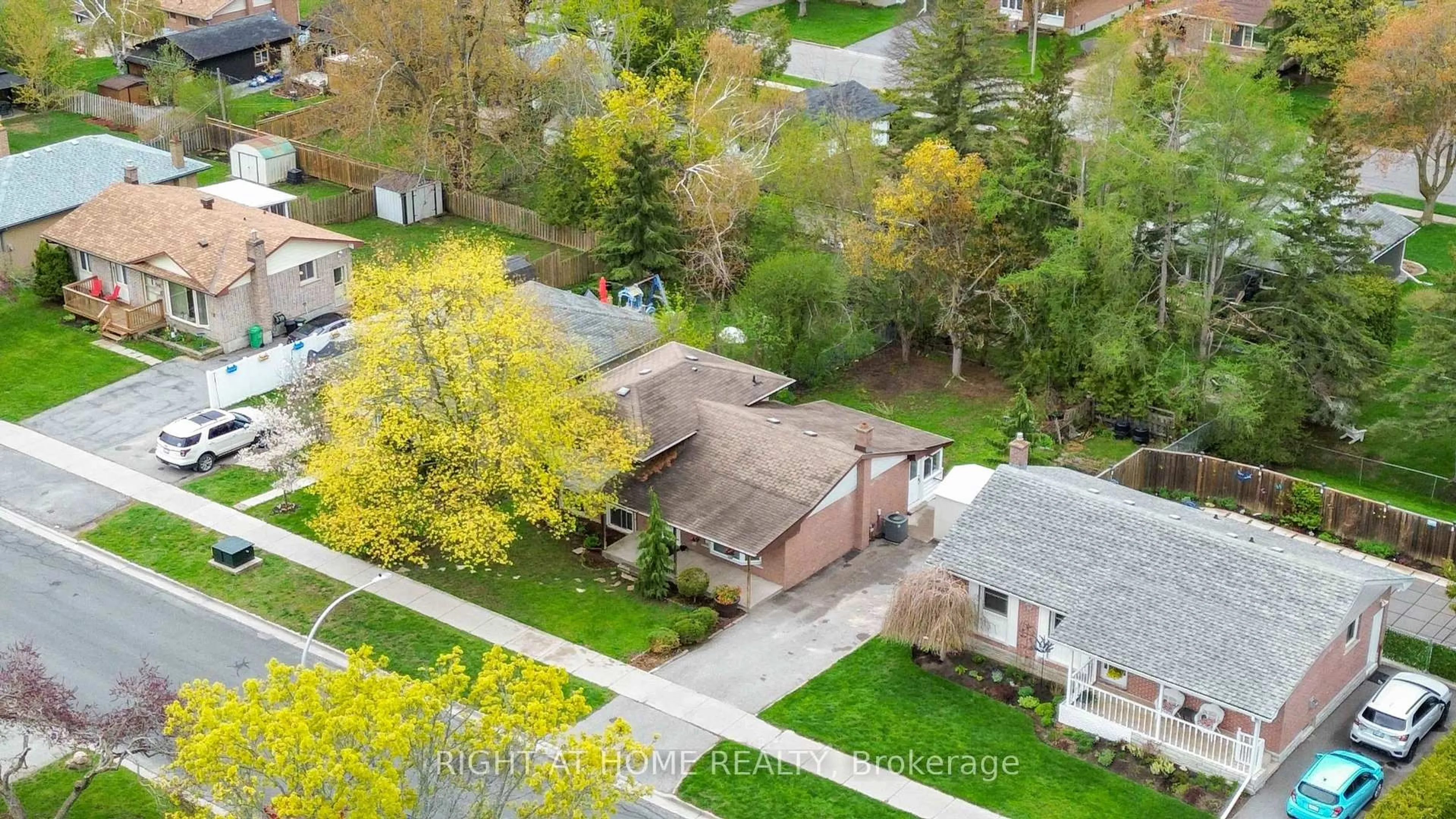 A pic from outside/outdoor area/front of a property/back of a property/a pic from drone, street for 999 St Pauls St, Peterborough Ontario K9H 6J7