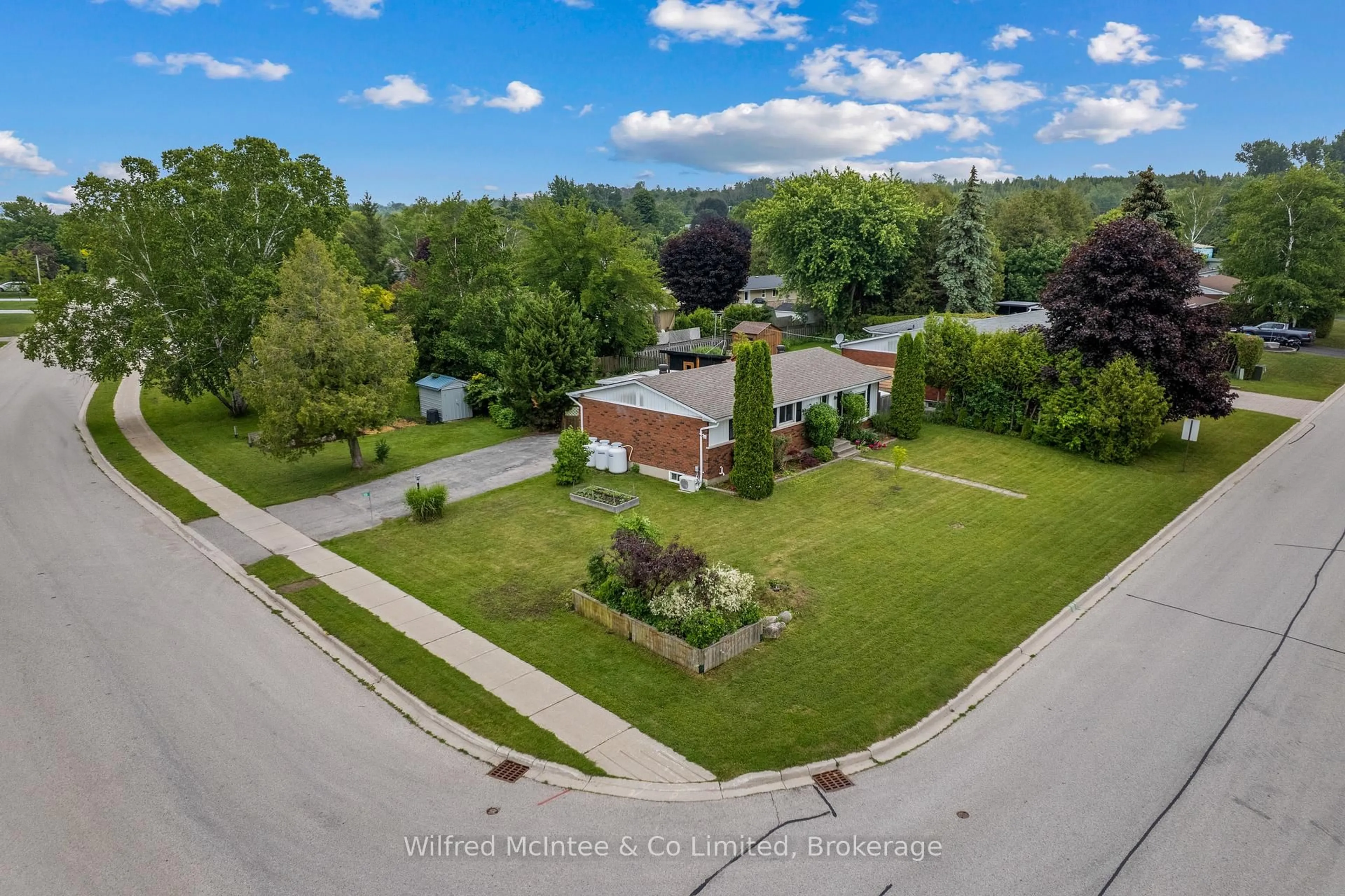 A pic from outside/outdoor area/front of a property/back of a property/a pic from drone, street for 39 Inverlyn Cres, Kincardine Ontario N2Z 1J2