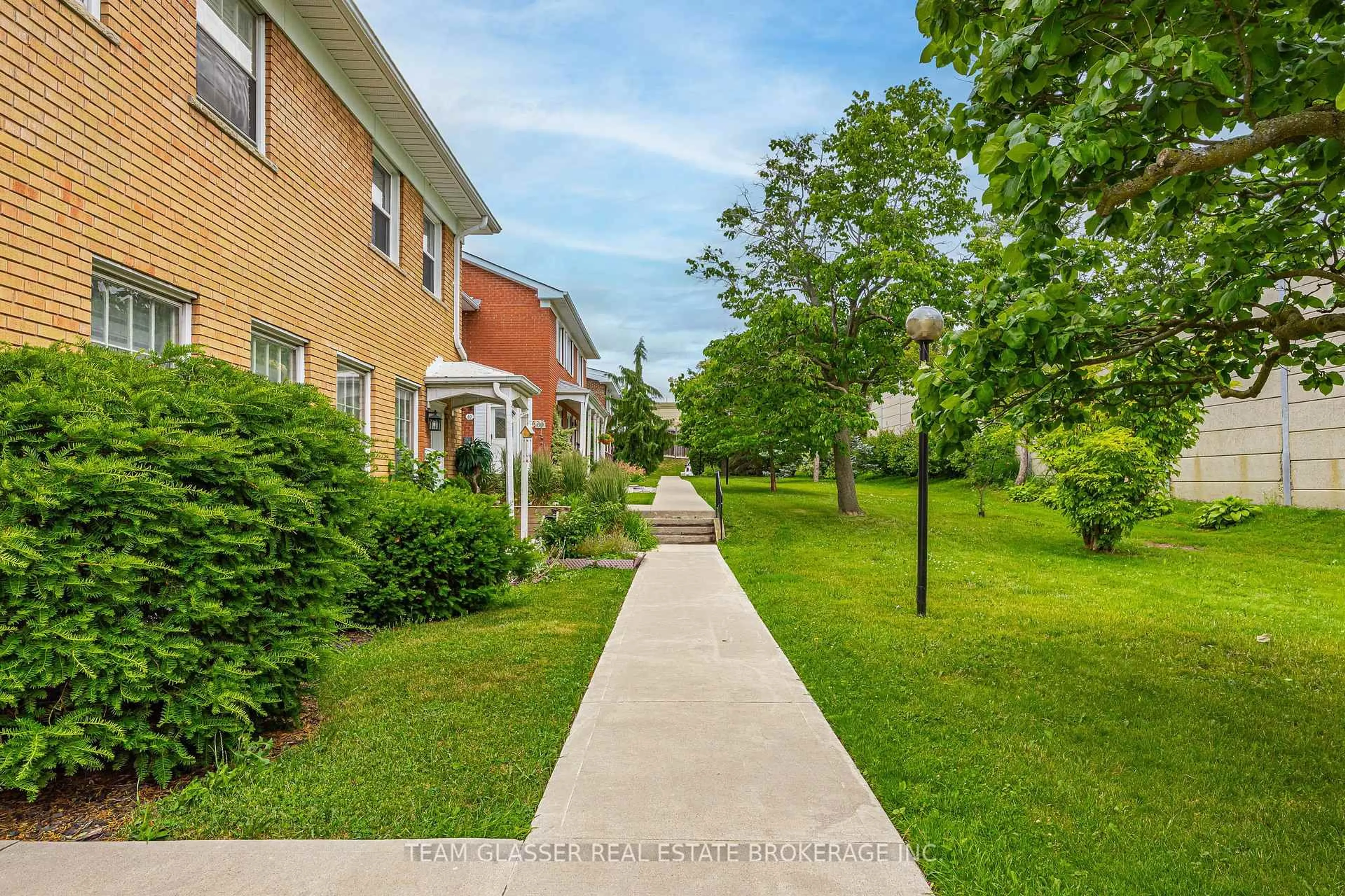 Patio, street for 1220 ROYAL YORK Rd #62, London North Ontario N6H 3Z9