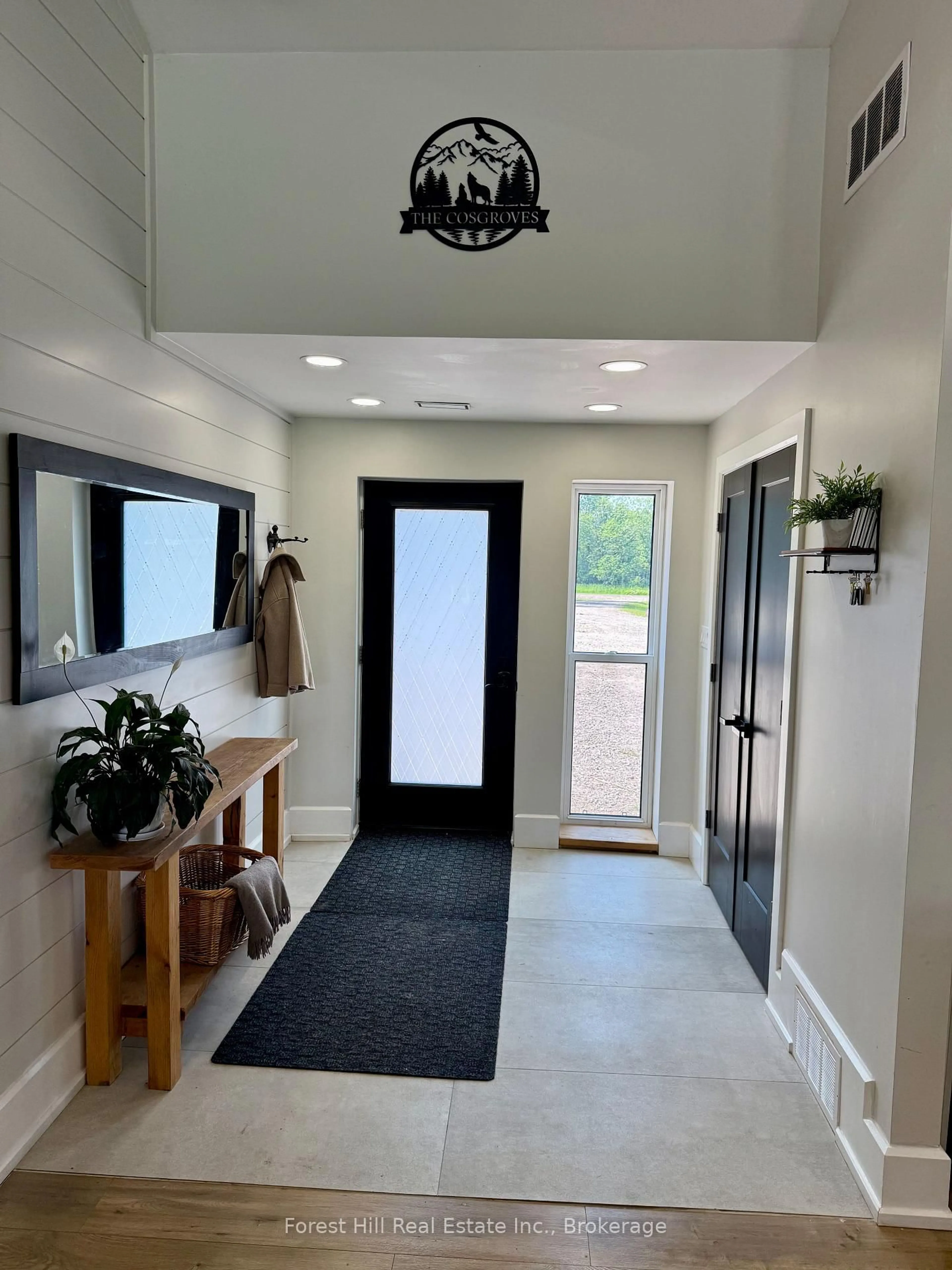 Indoor entryway for 107 Hunt Line, Powassan Ontario P0H 1Z0