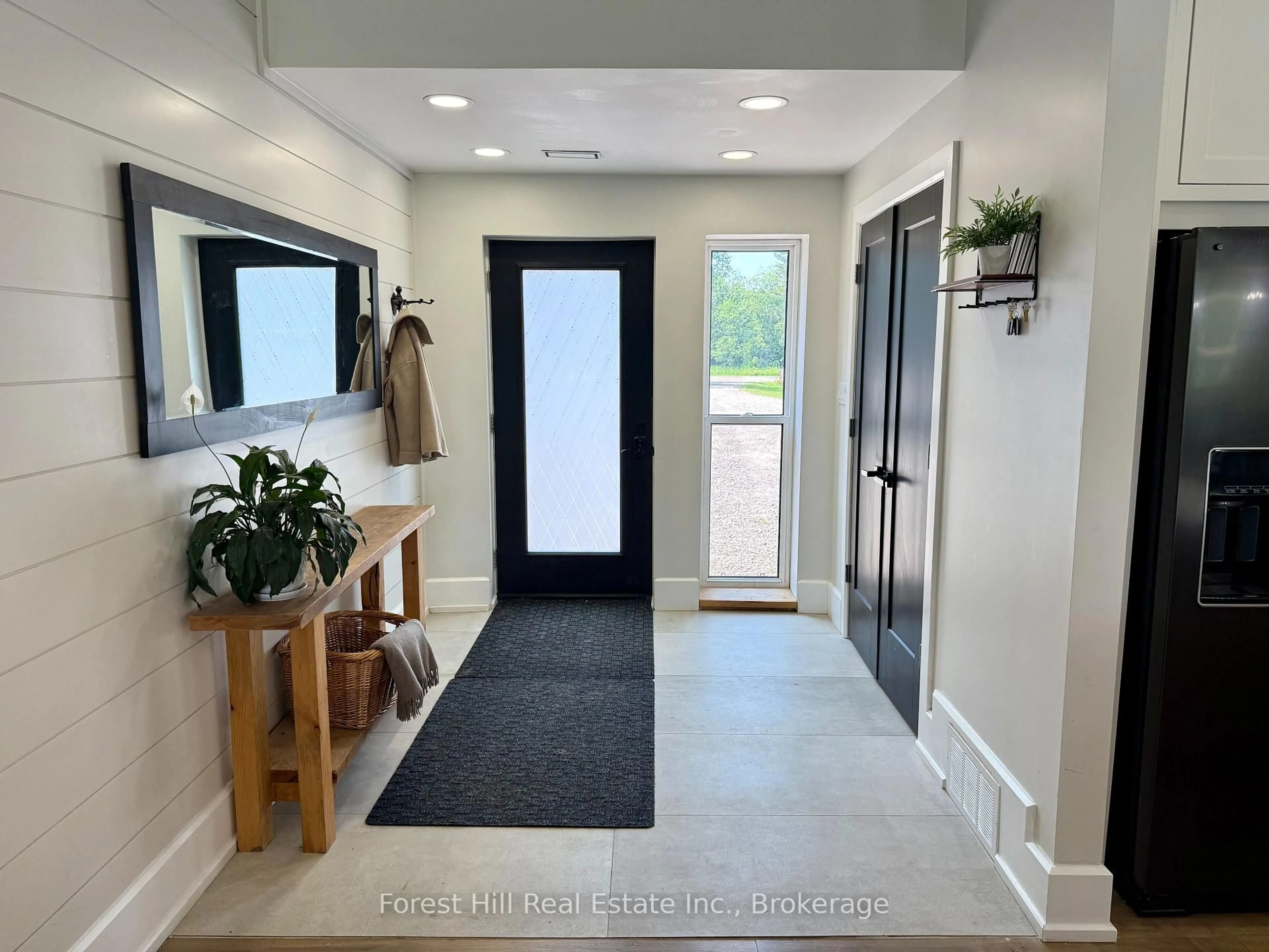 Indoor entryway for 107 Hunt Line, Powassan Ontario P0H 1Z0