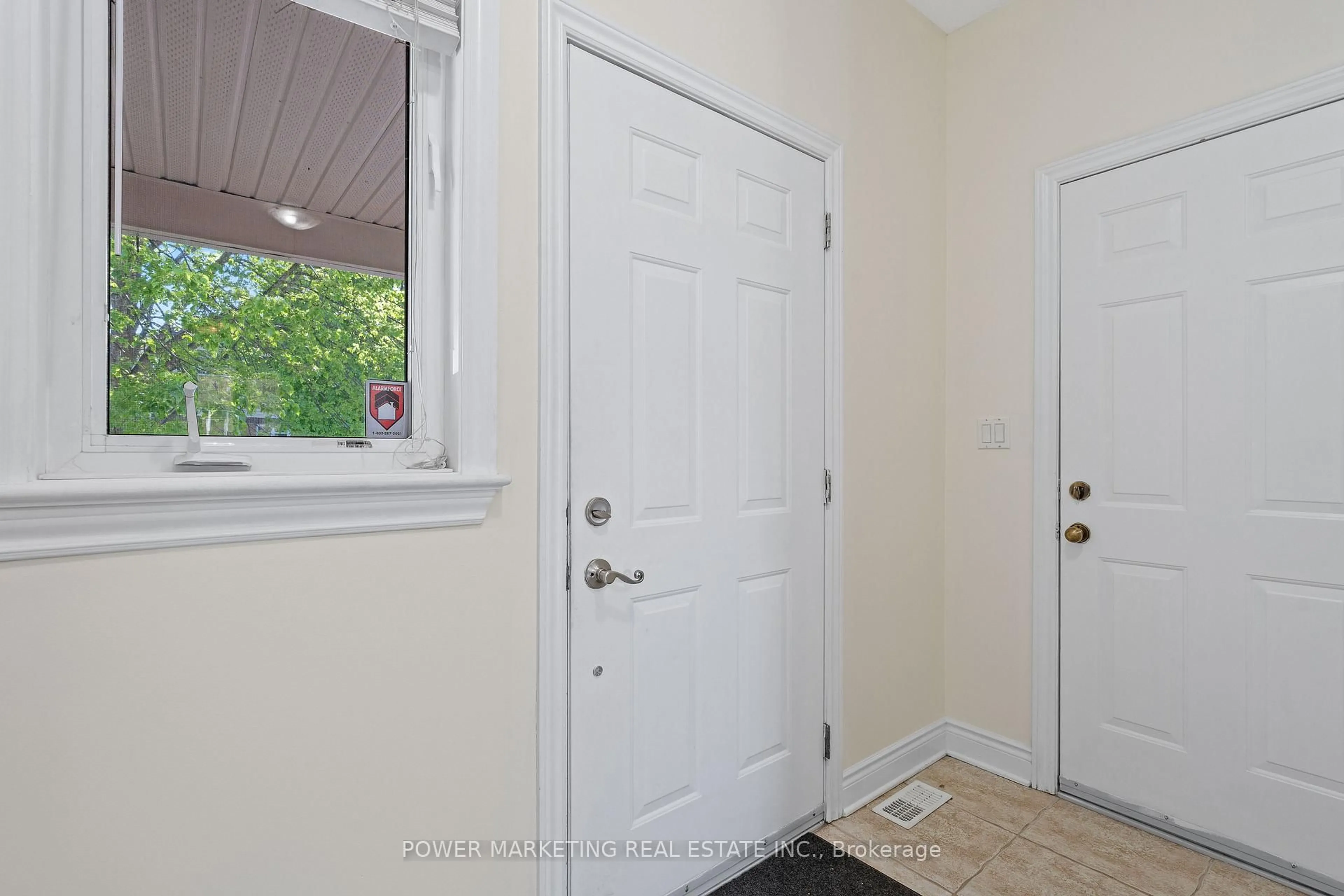 Indoor entryway for 253 Parkin Circ, Ottawa Ontario K1T 4H7