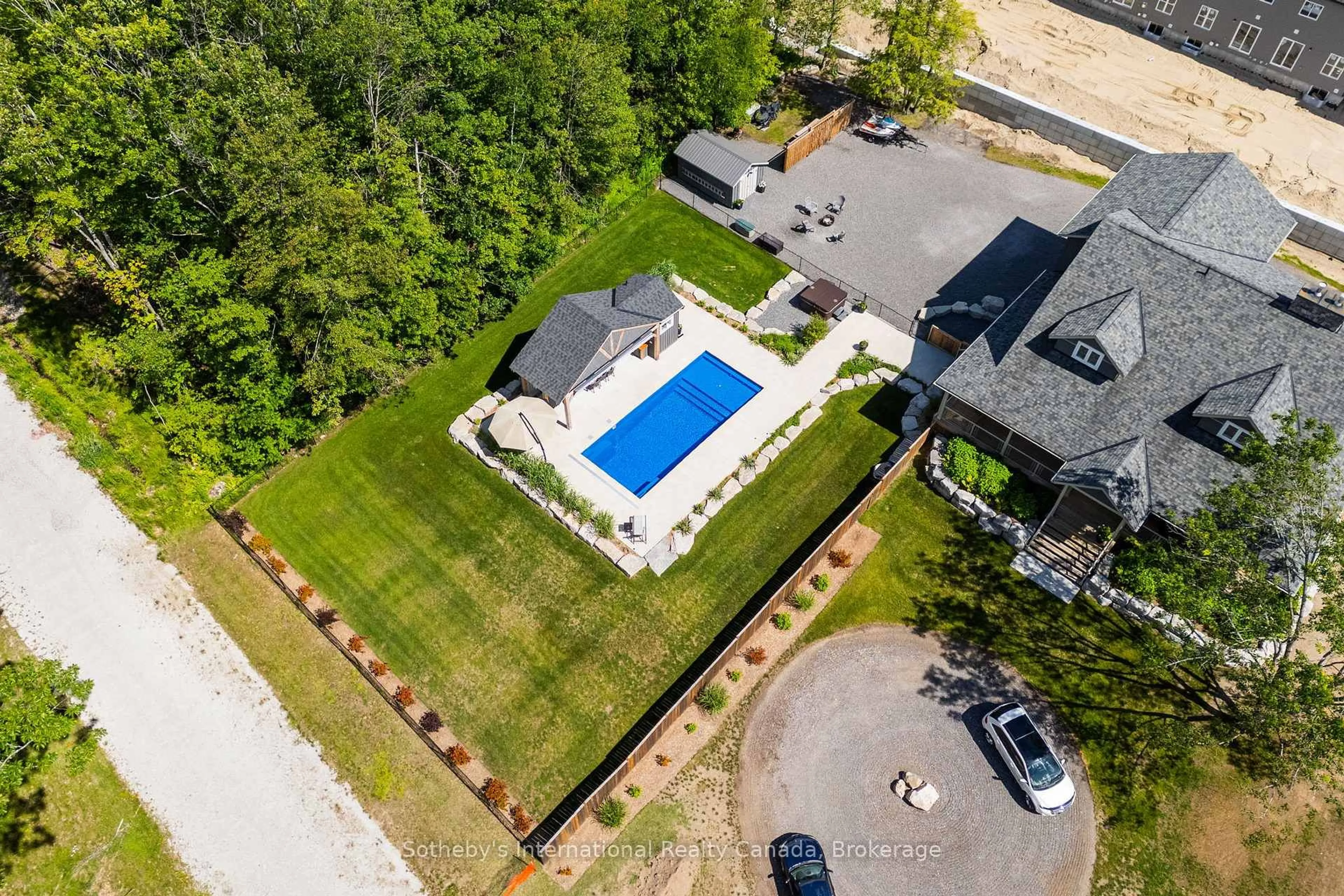 A pic from outside/outdoor area/front of a property/back of a property/a pic from drone, unknown for 145 Blanchard St, Gravenhurst Ontario P1P 1B1